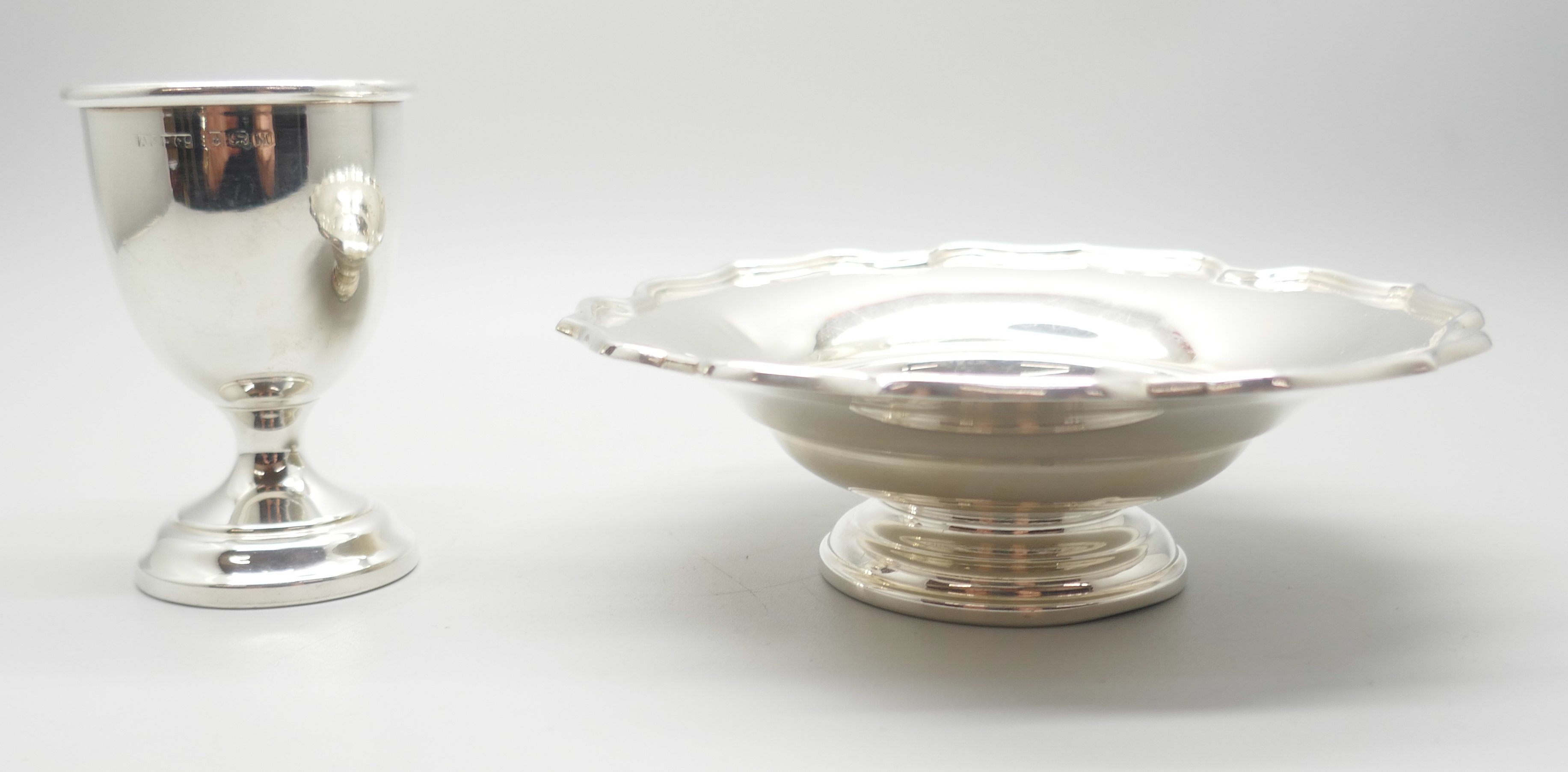 A silver dish and a silver egg cup, 104g - Image 3 of 6