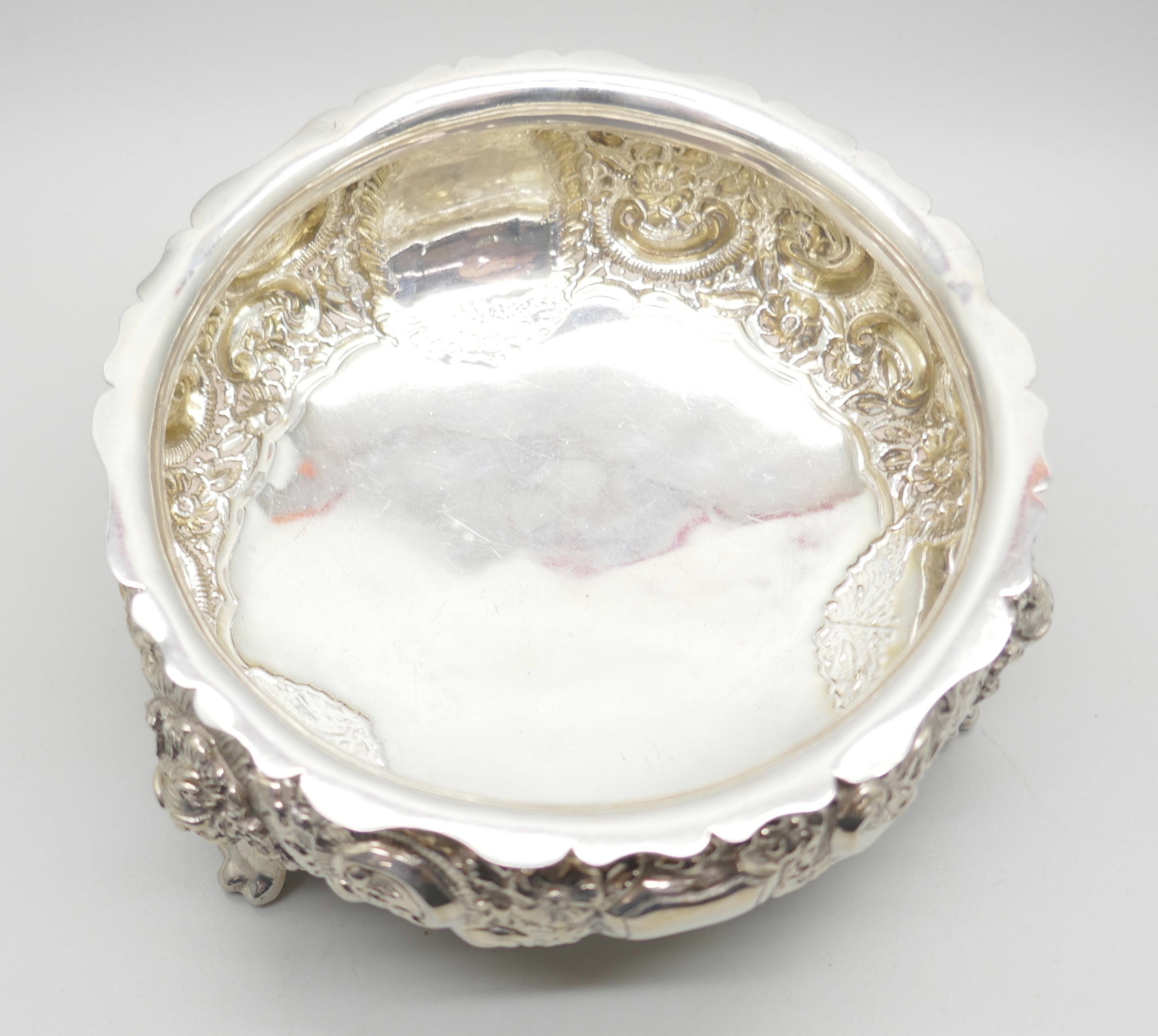 A Victorian silver sweet dish/bowl, 194g, diameter 12cm - Image 3 of 4