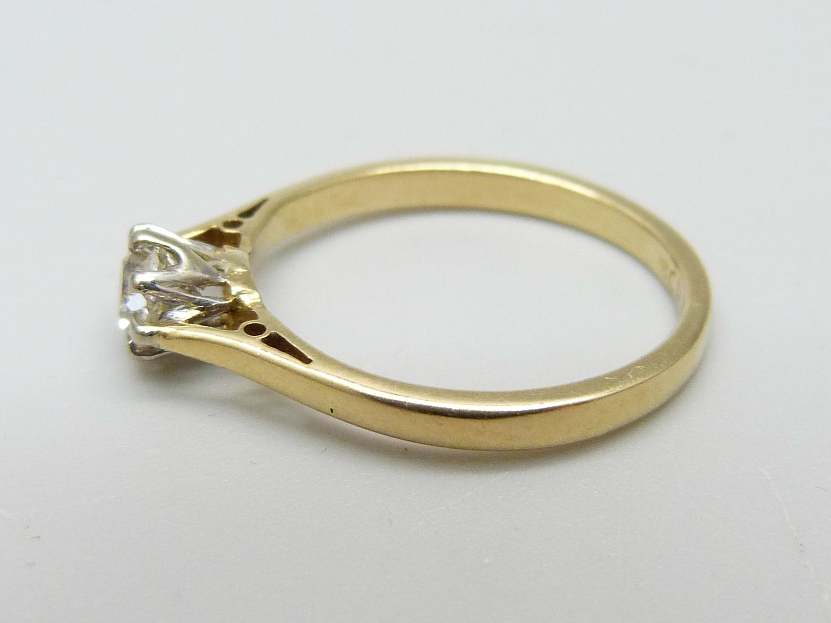 An 18ct gold and diamond solitaire ring, 2.3g, L, over 0.25ct diamond weight - Image 2 of 3