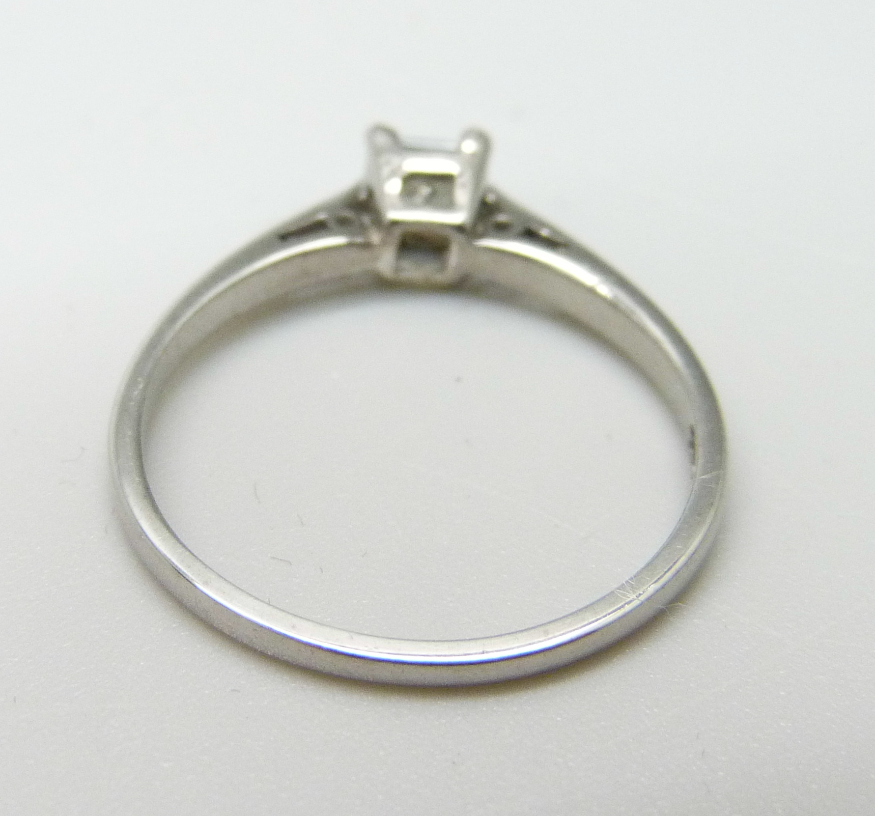 An 18ct white gold and diamond ring, 0.25ct princess cut diamond, 1.8g, L - Image 3 of 3