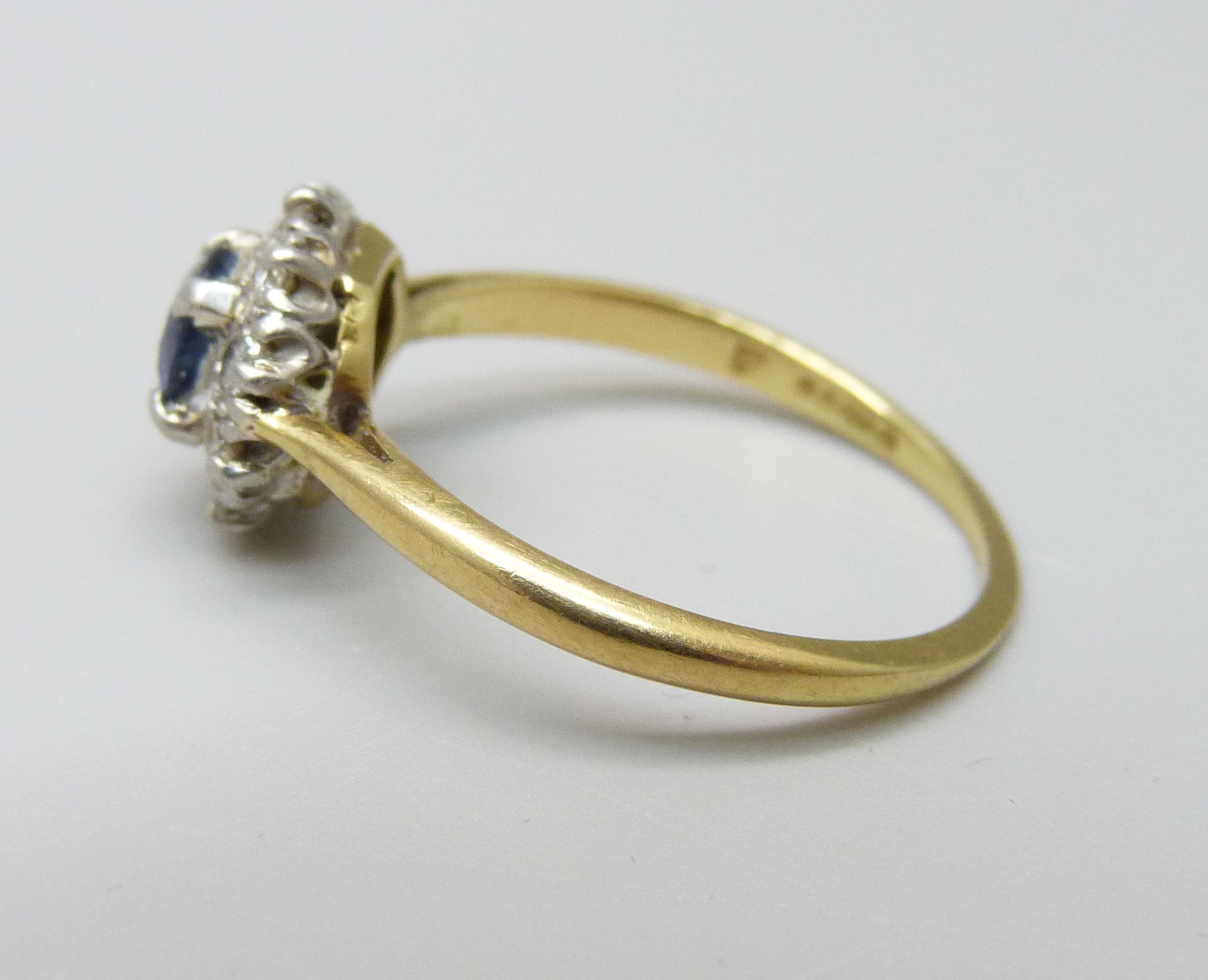 An 18ct gold and platinum set, diamond and sapphire ring, 3.1g, O, sapphire a/f - Image 2 of 3