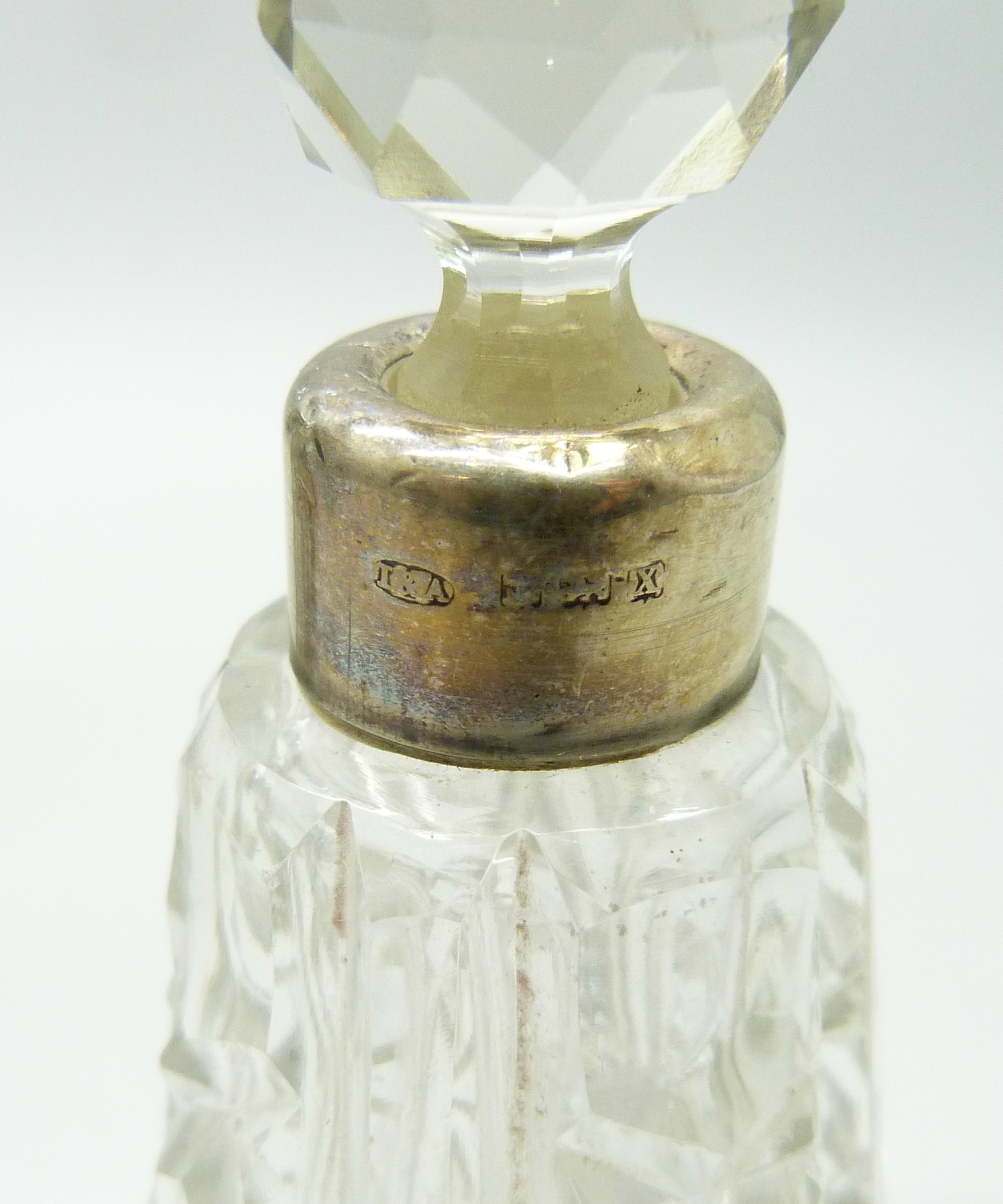 A silver top cut glass shaker, Birmingham 1934, a pair of silver topped salts and a silver mounted - Image 5 of 5