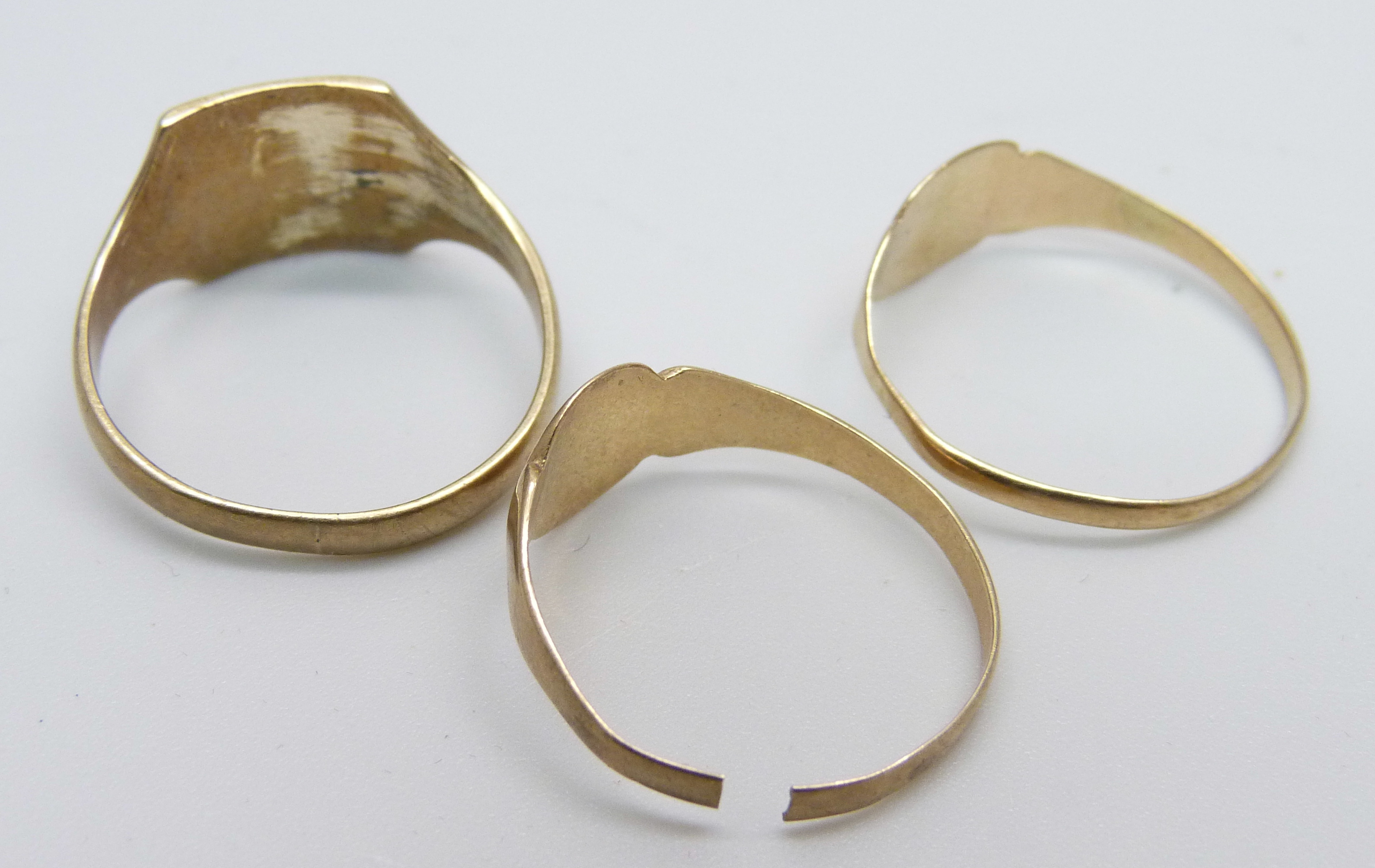 Three 9ct gold rings, total weight 6.2g, one a/f, (signet ring 3.8g and size U/V) - Image 2 of 2