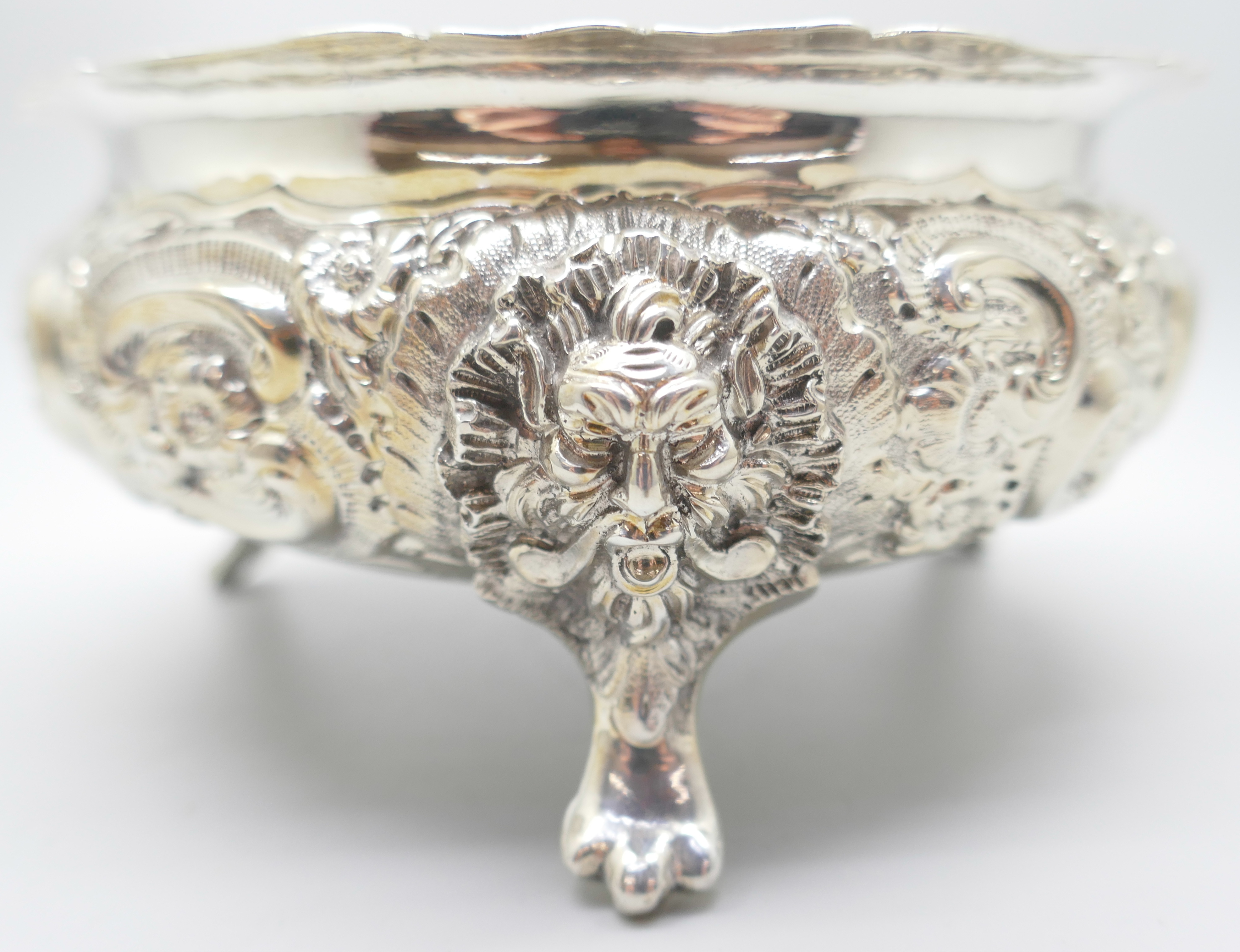 A Victorian silver sweet dish/bowl, 194g, diameter 12cm - Image 2 of 4