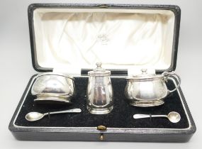 A silver condiment set, London 1940, and two silver spoons, 121g