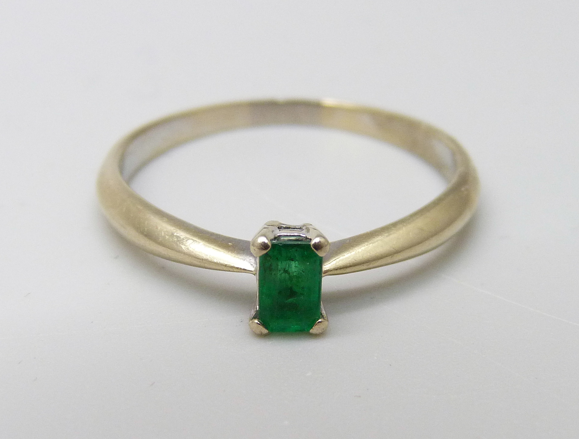 An 18ct gold and emerald solitaire ring, 2.4g, Q