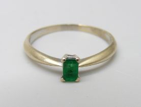 An 18ct gold and emerald solitaire ring, 2.4g, Q