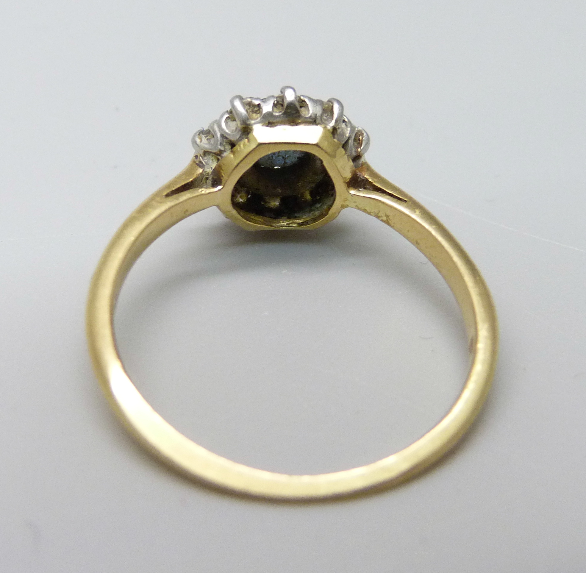 An 18ct gold and platinum set, diamond and sapphire ring, 3.1g, O, sapphire a/f - Image 3 of 3