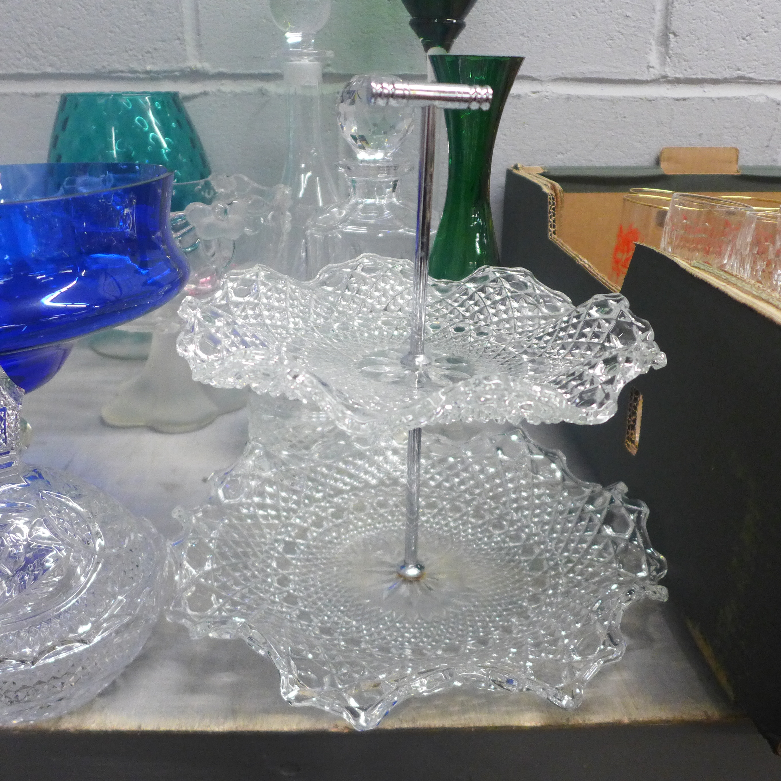 Two boxes of coloured and plain glass, including light shade, pedestal bowl, two crystal - Image 3 of 5