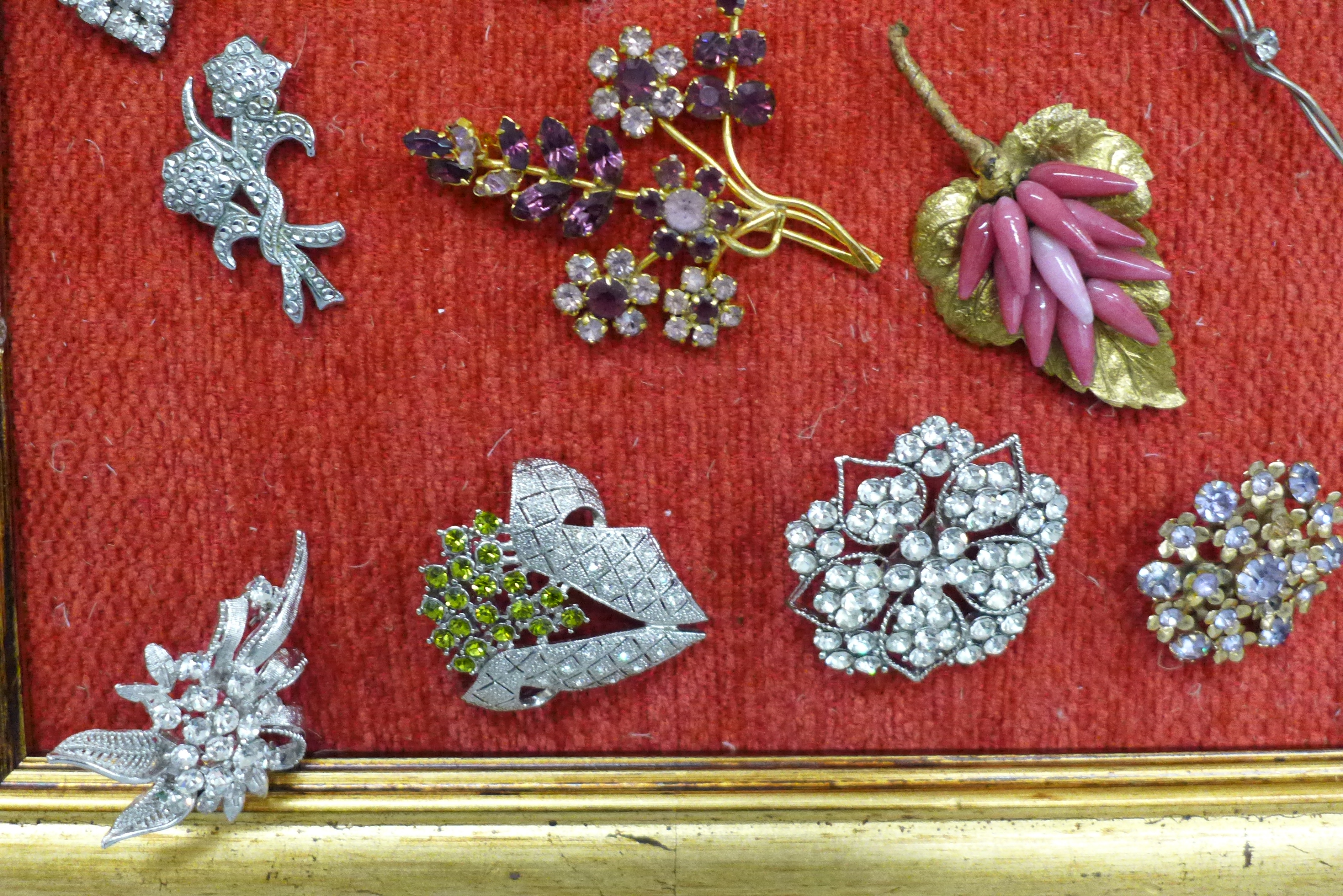 Ten vintage costume brooches on a display stand - Image 3 of 3