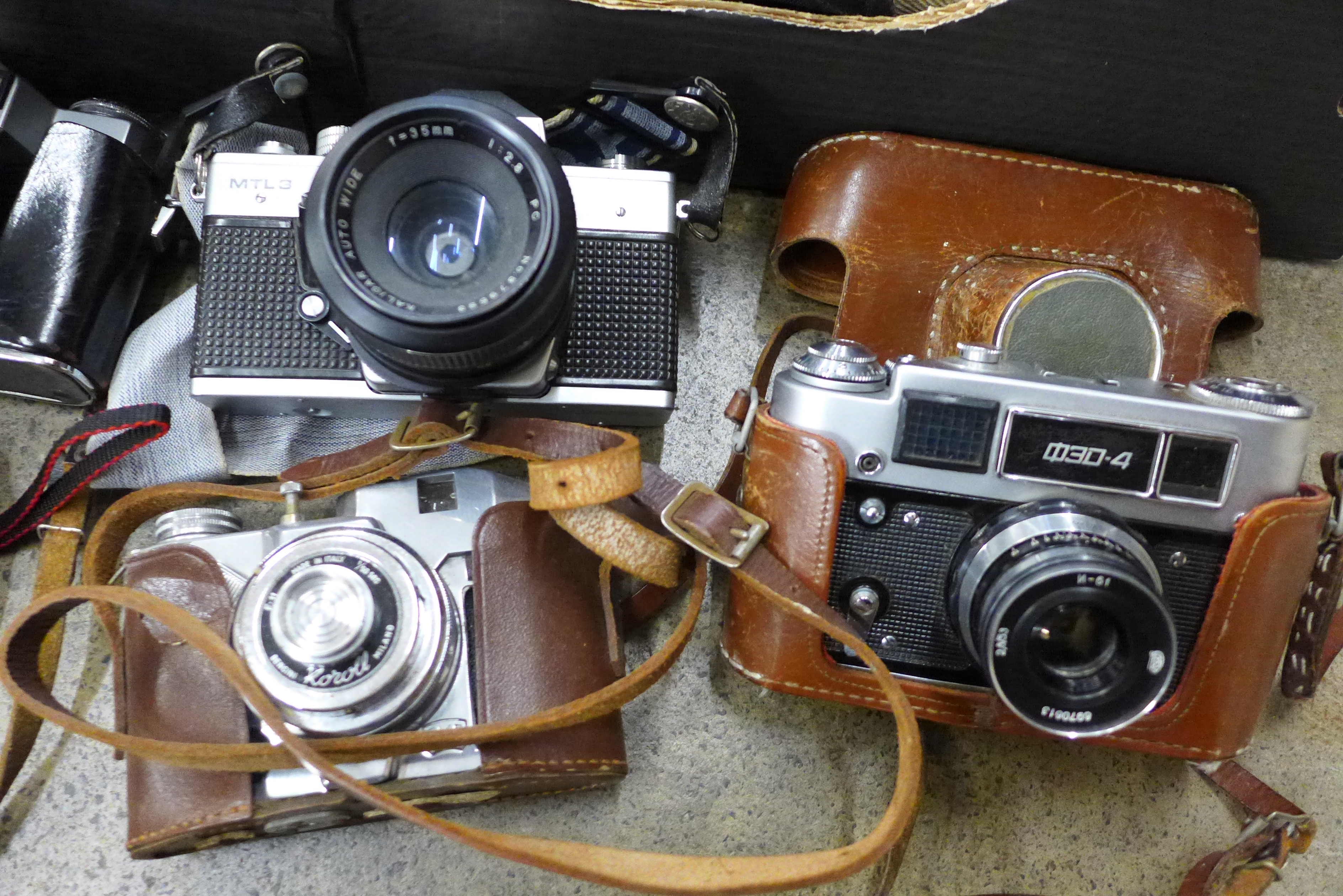 Vintage cameras including Praktica, Zenit, etc. - Image 2 of 4