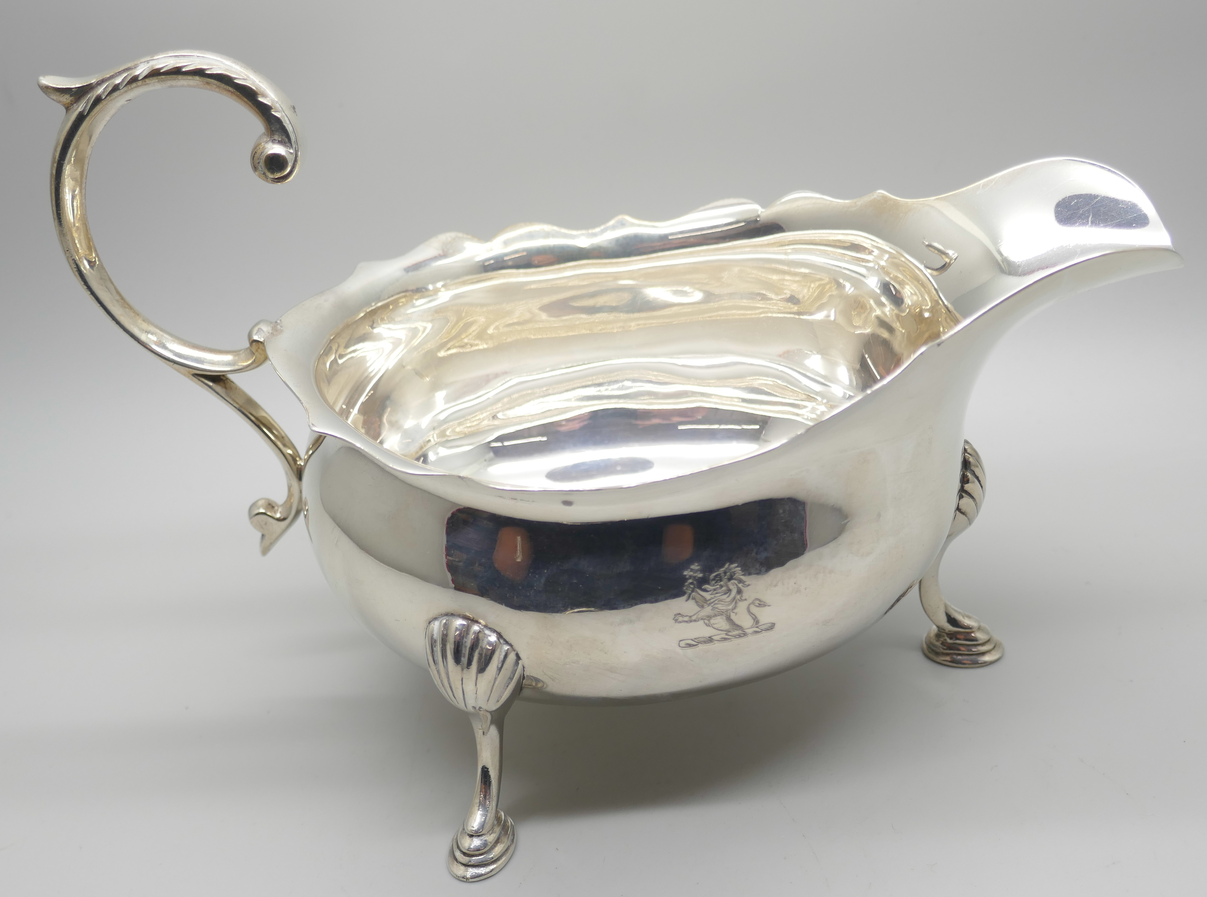 A pair of silver sauce boats, London 1934, marked Harrods, 496g - Image 2 of 5