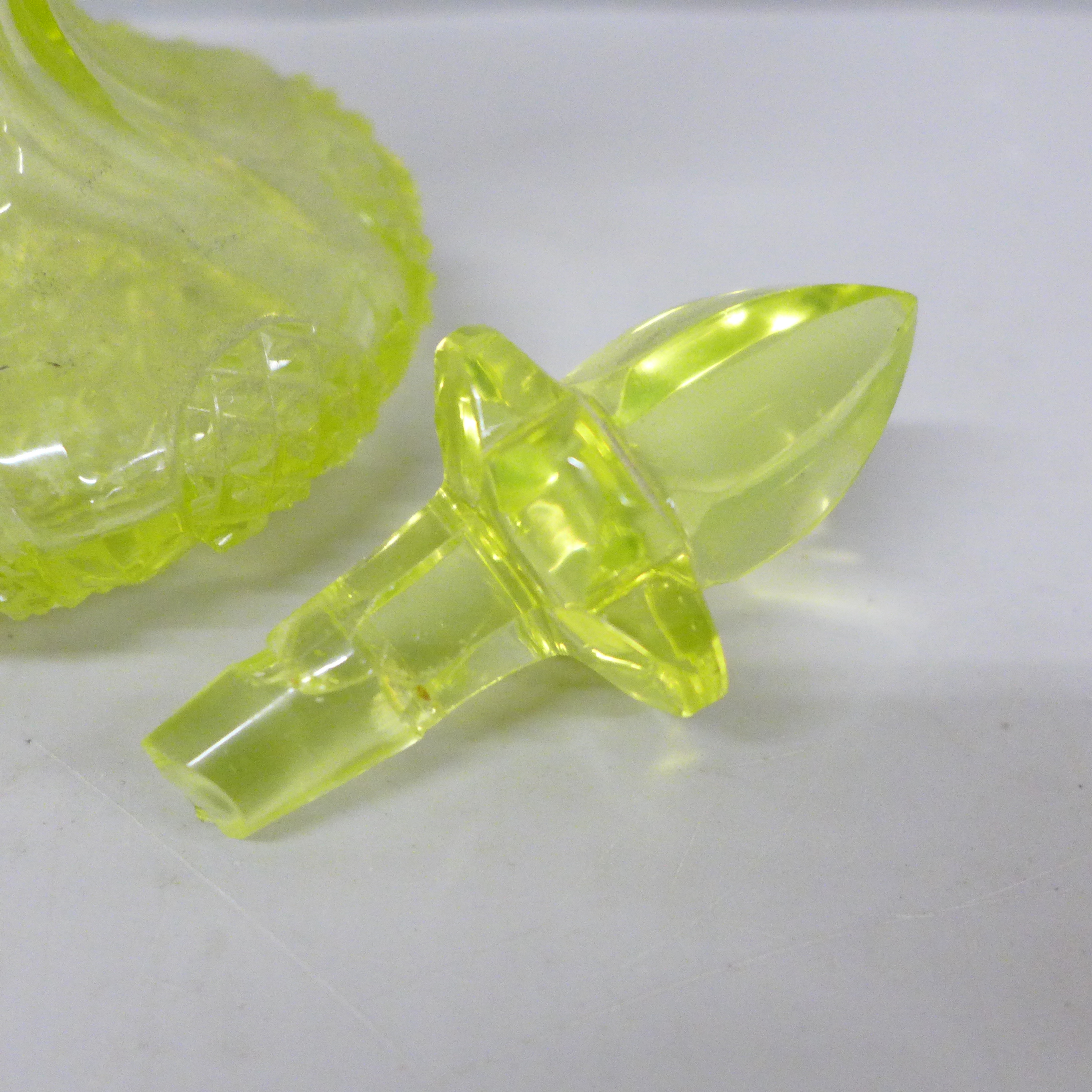 A 19th Century uranium glass scent bottle, stopper a/f, 15cm - Image 3 of 3