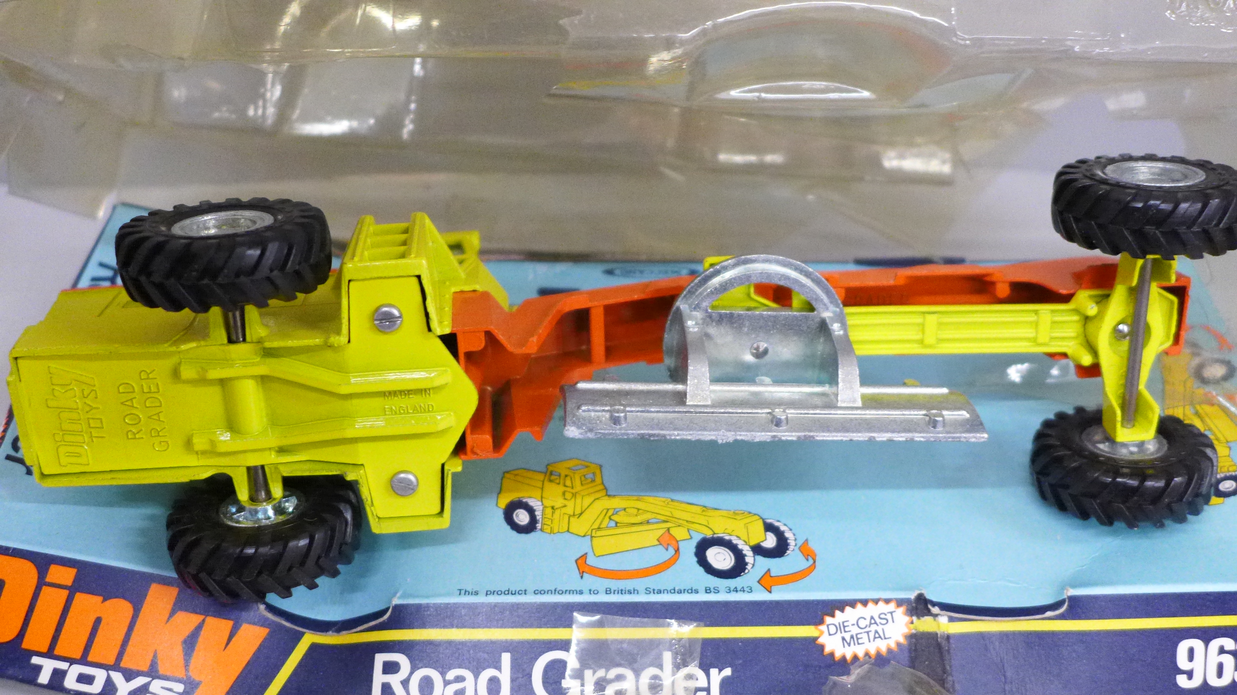 Dinky Toys Road Grader 963 and Dinky Toys AEC with flat trailer 915, both packaged, boxes a/f - Image 3 of 4