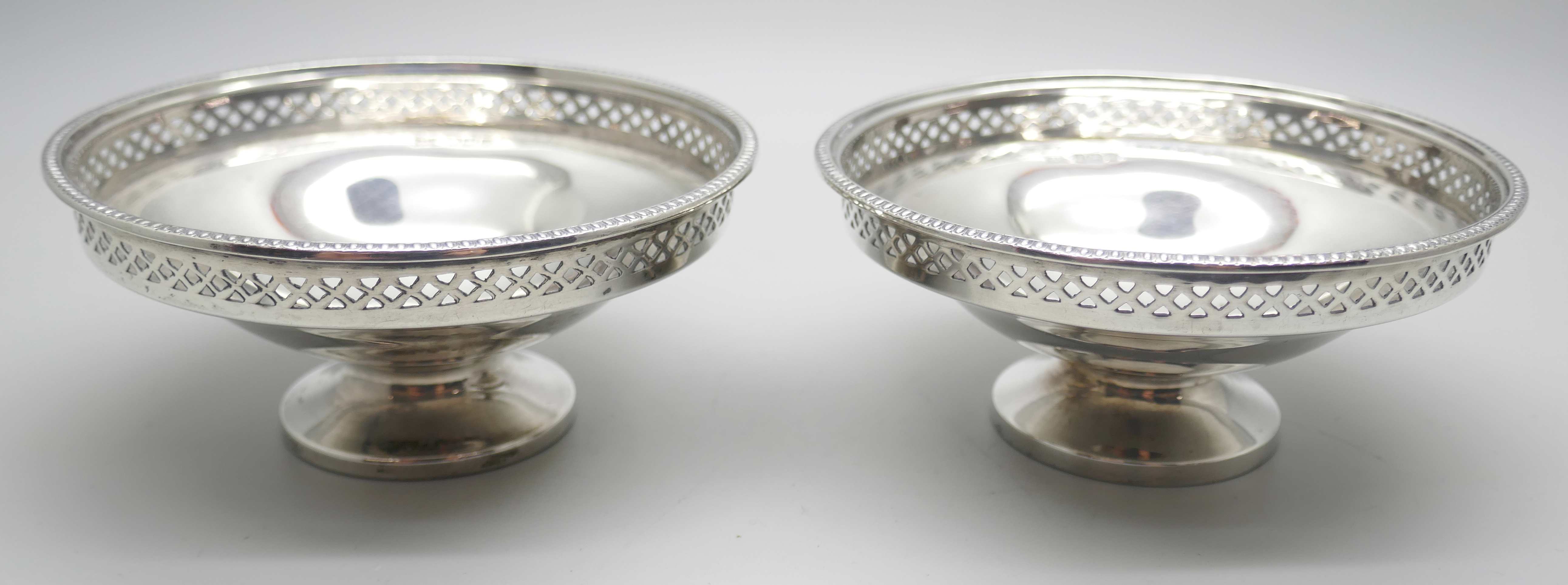 A pair of small pierced silver comports. Sheffield 1926, 113g, diameter 9.5cm