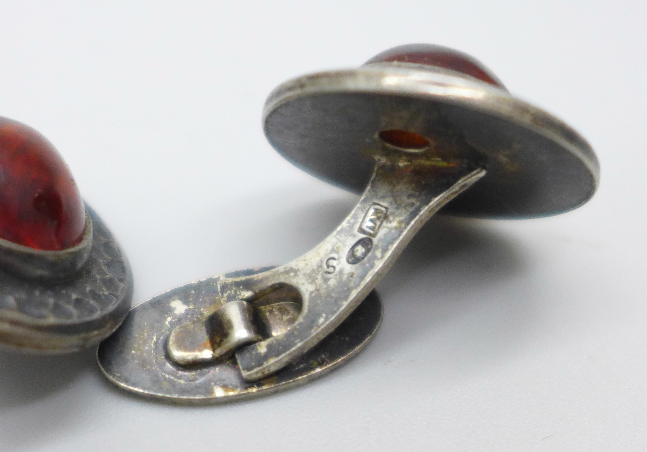 A pair of silver and amber cabochon cufflinks and other vintage costume jewellery - Image 9 of 9