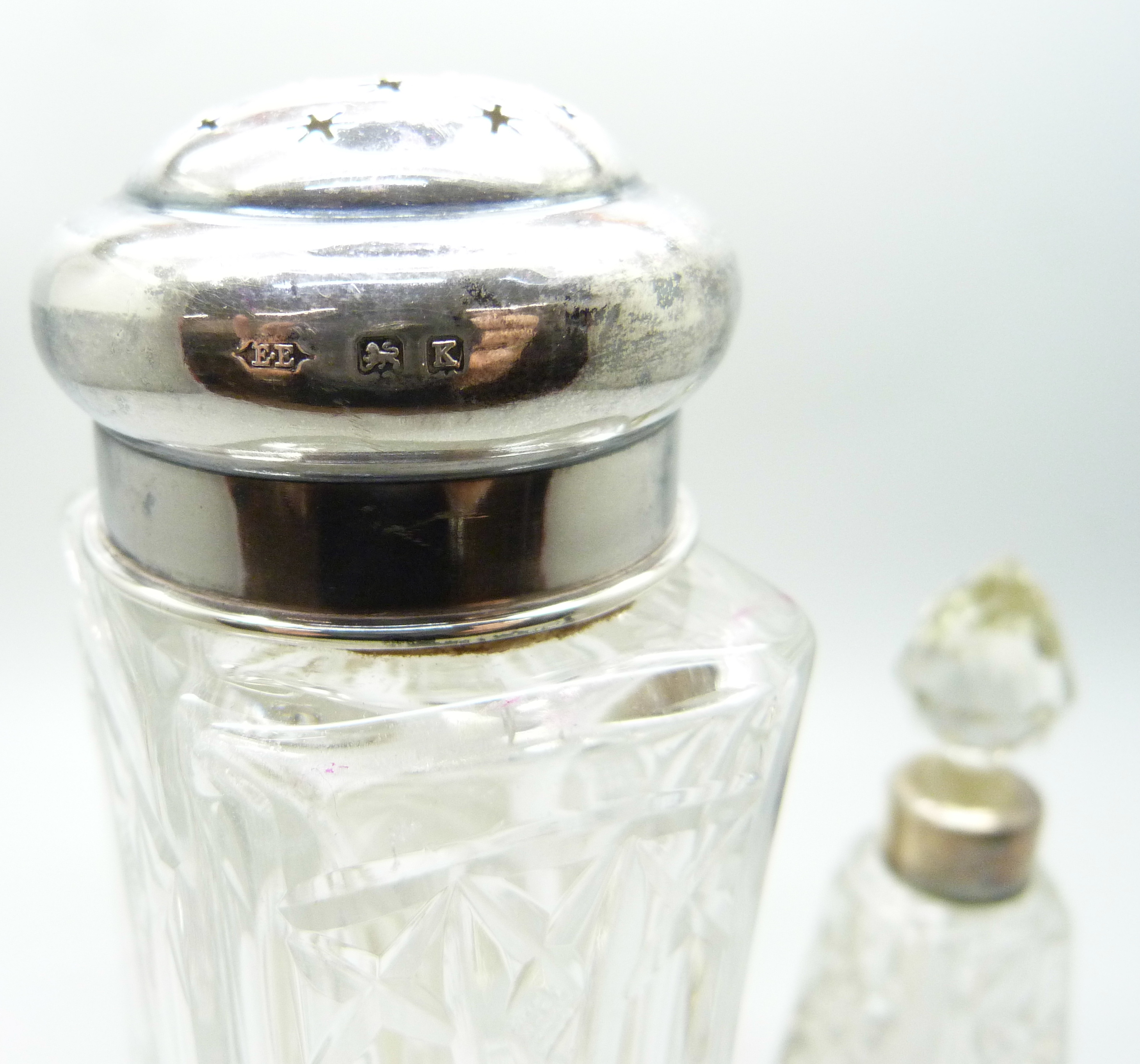 A silver top cut glass shaker, Birmingham 1934, a pair of silver topped salts and a silver mounted - Image 2 of 5