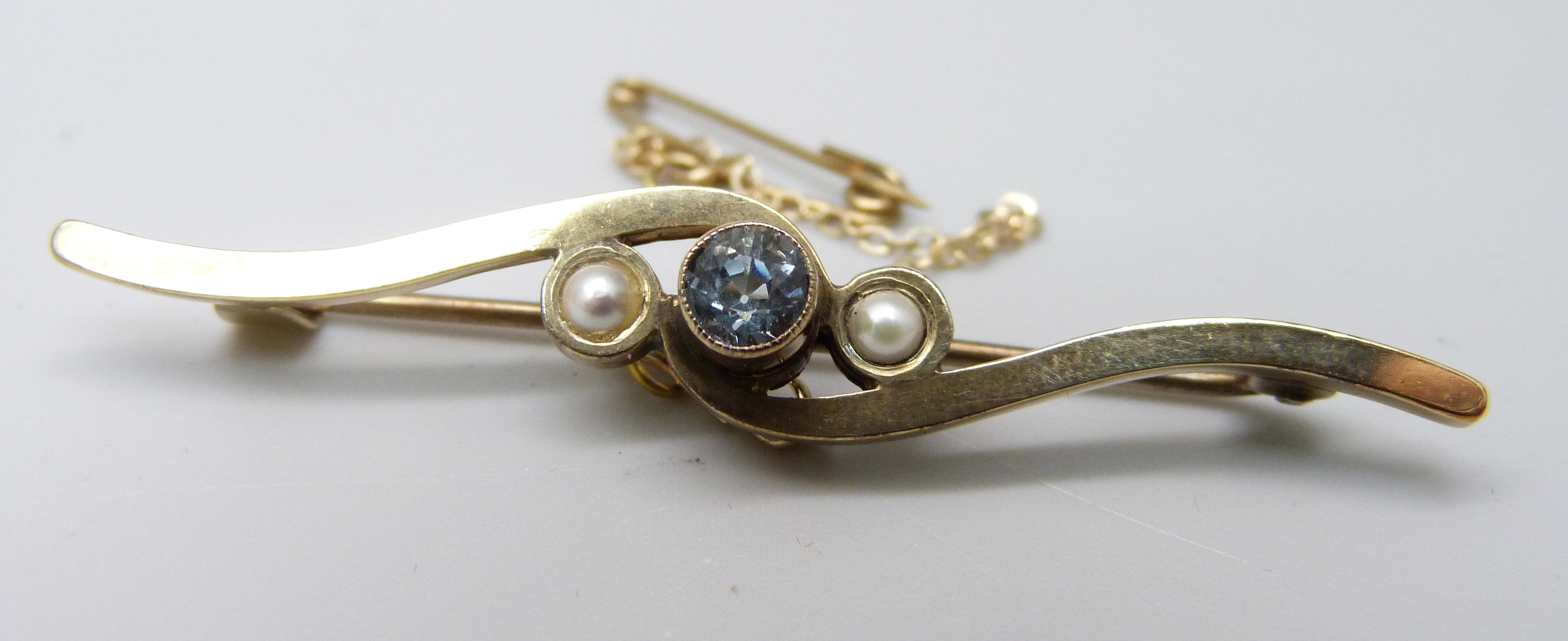 A 9ct gold, aquamarine and pearl brooch, 3.7g - Image 2 of 4