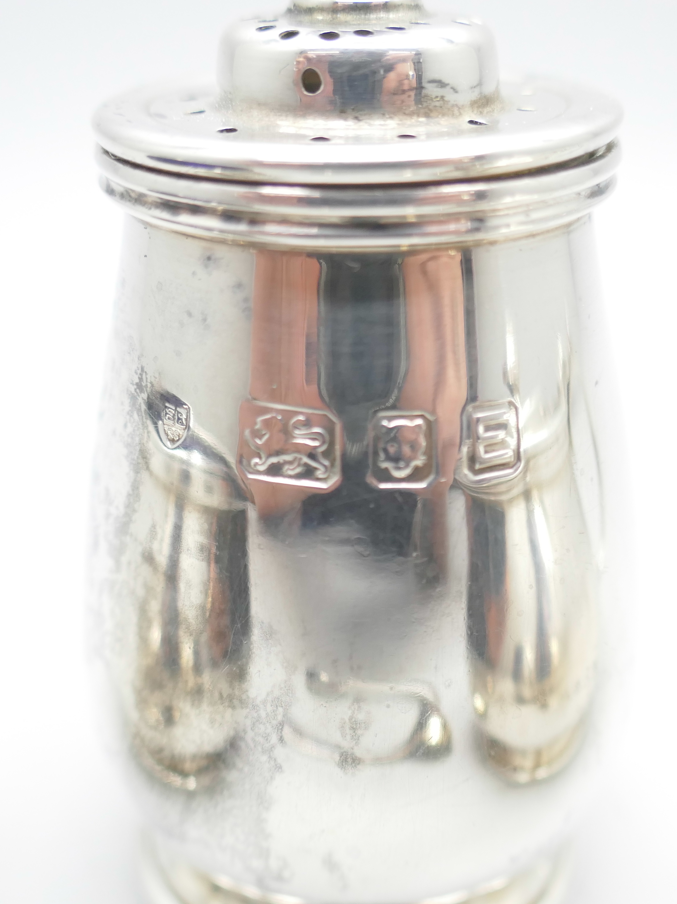 A silver condiment set, London 1940, and two silver spoons, 121g - Image 3 of 6