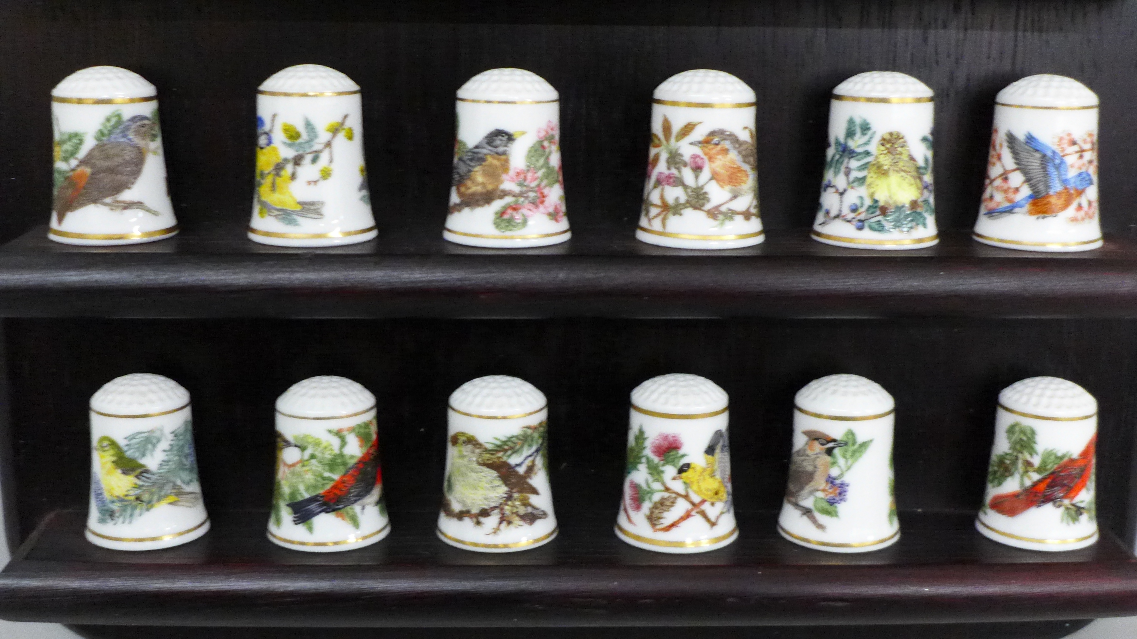 A Franklin Mint set of thimbles, Songbirds of the World, 22 thimbles on a wooden stand - Image 3 of 4