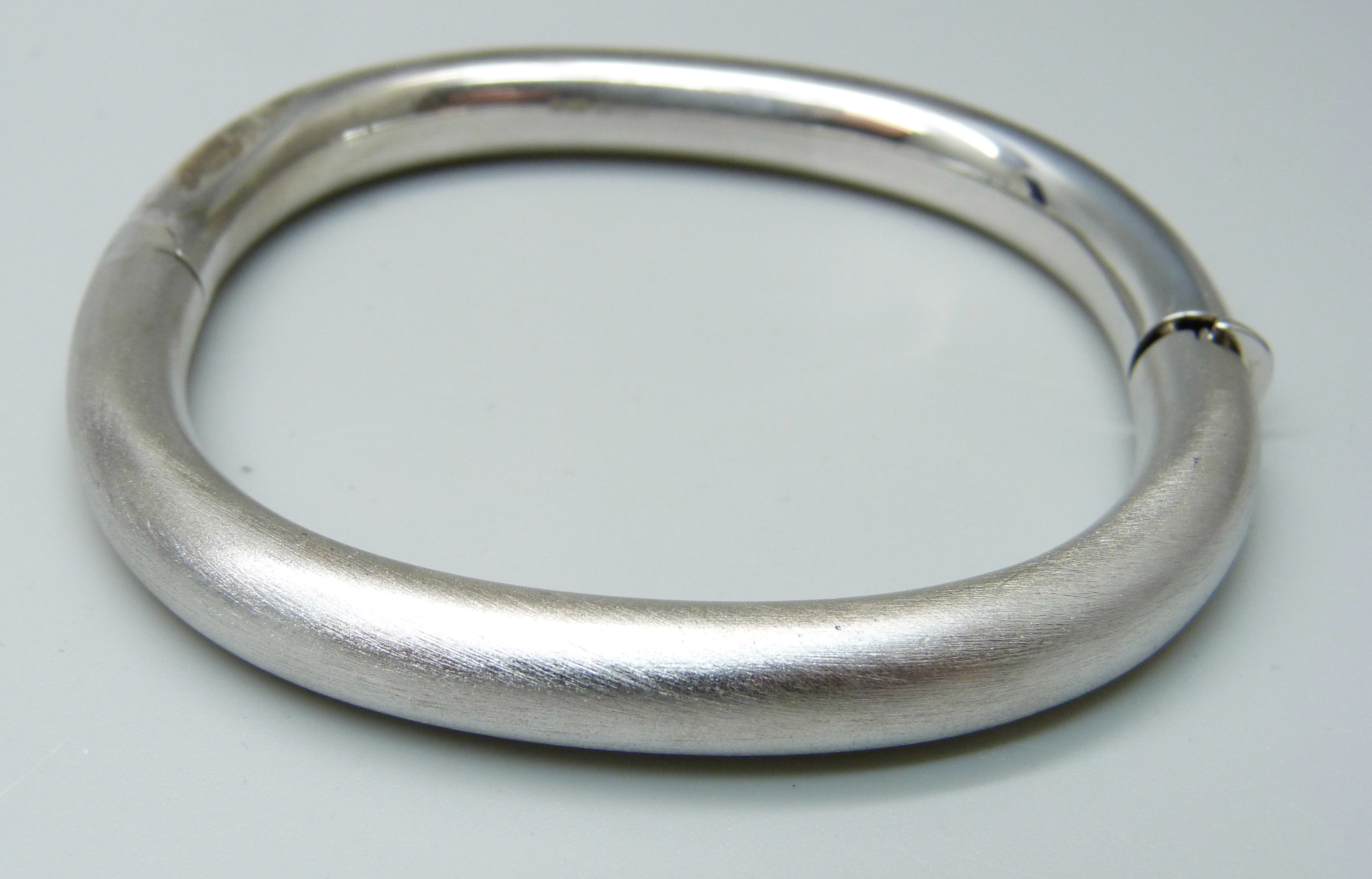 A modernist silver bangle, 25g, in original box - Image 3 of 6