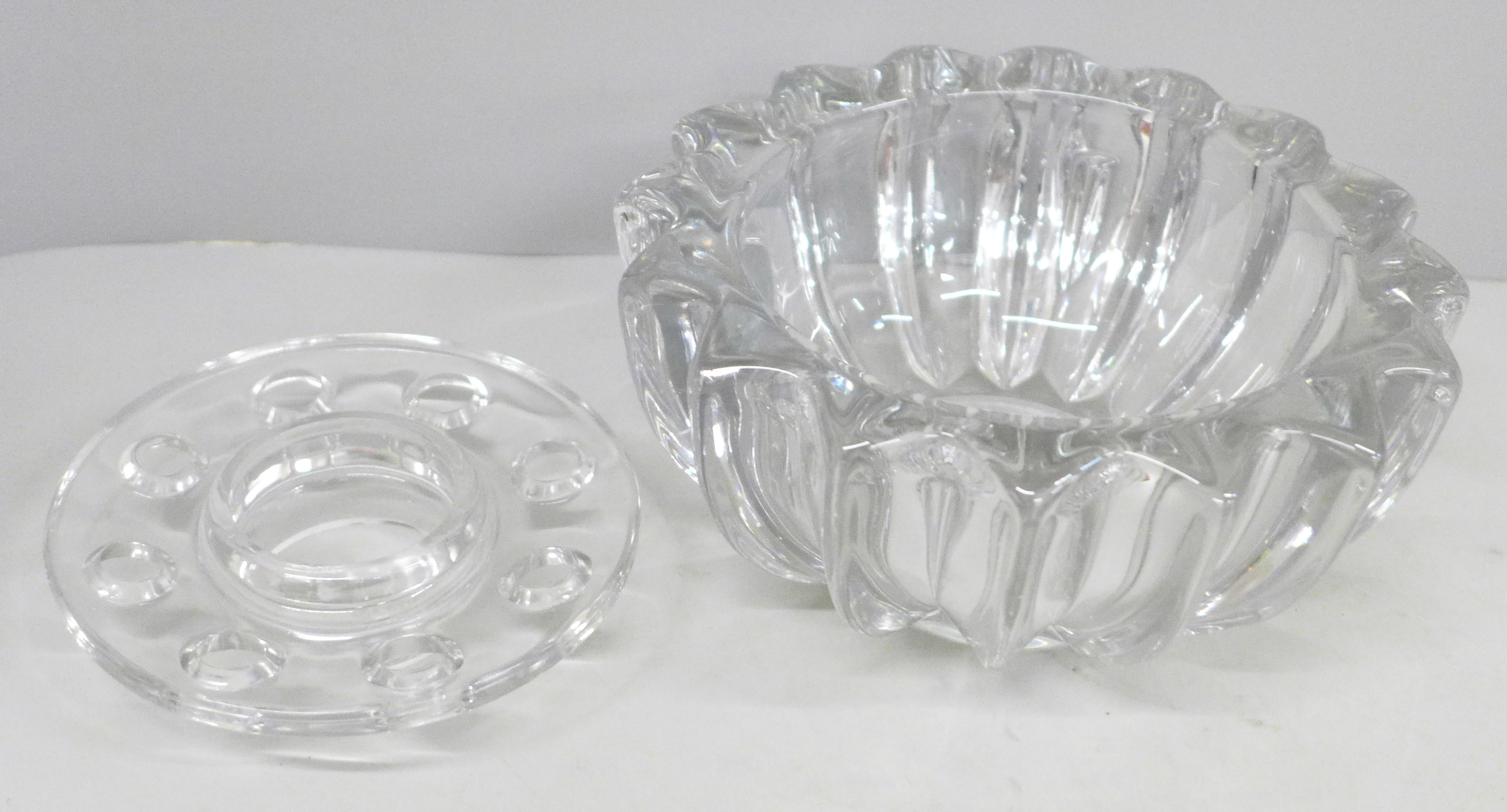 An Art Deco Pierre D'Avesn molded glass bowl, France with flower frog insert - Image 3 of 4
