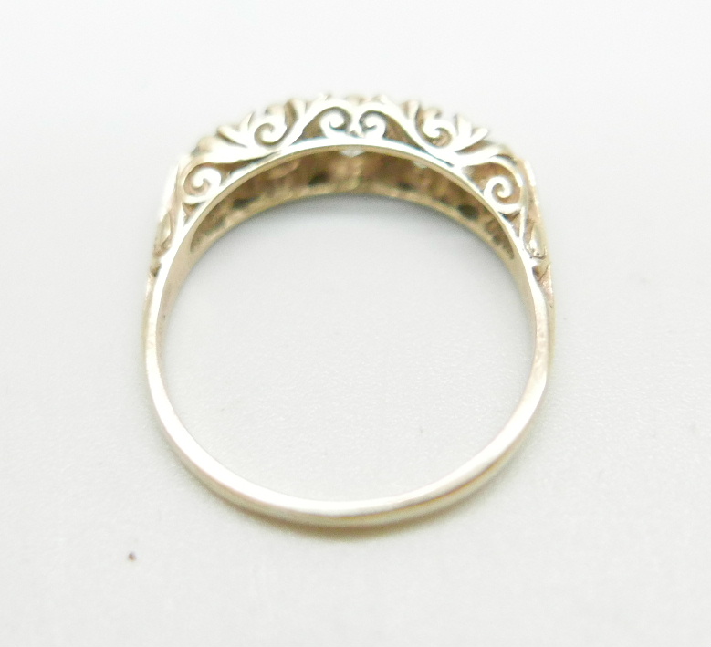 A 9ct gold ring set with white stones, 2.6g, P - Image 3 of 5