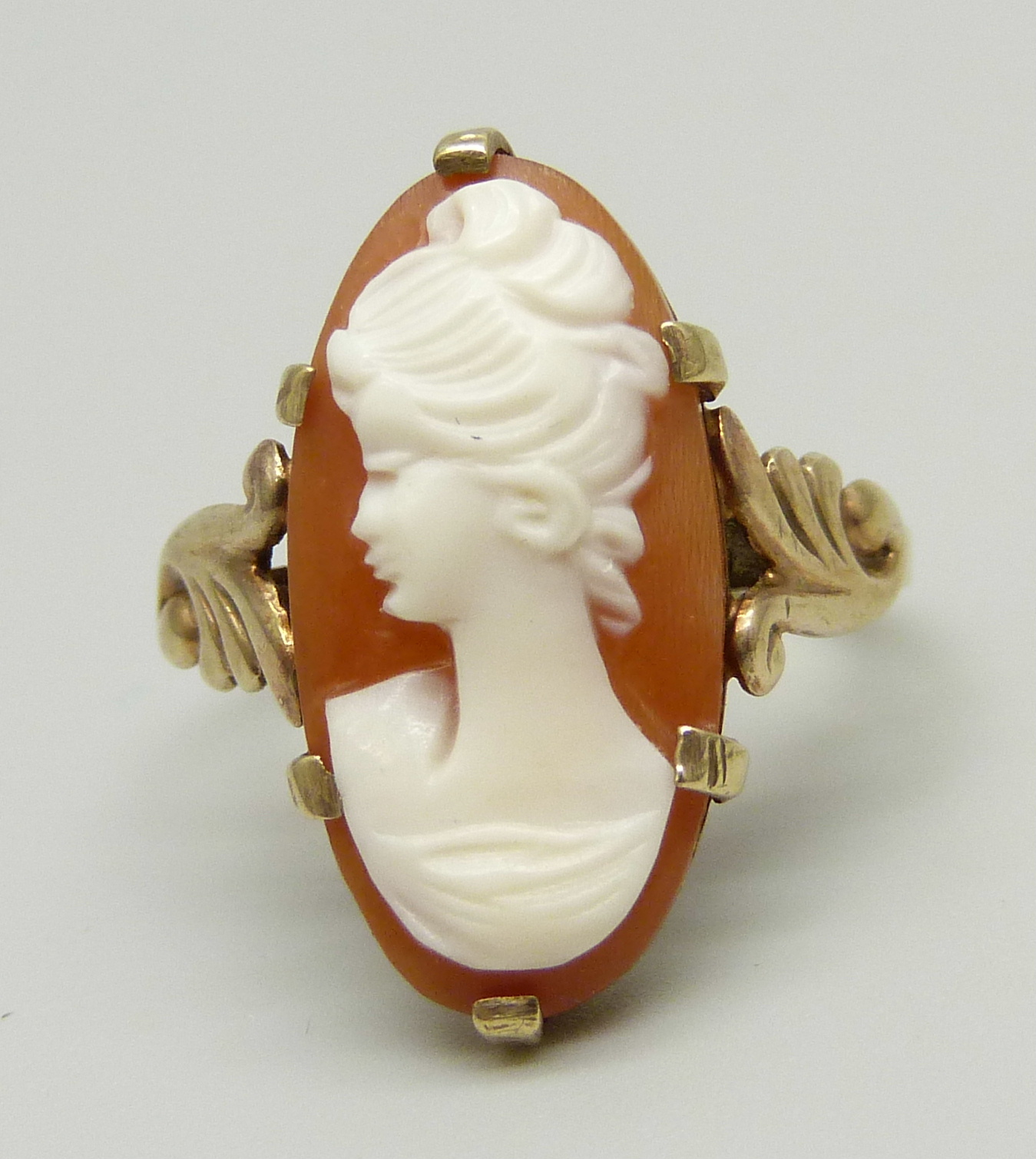 A 9ct gold cameo ring, 2.9g, M/N
