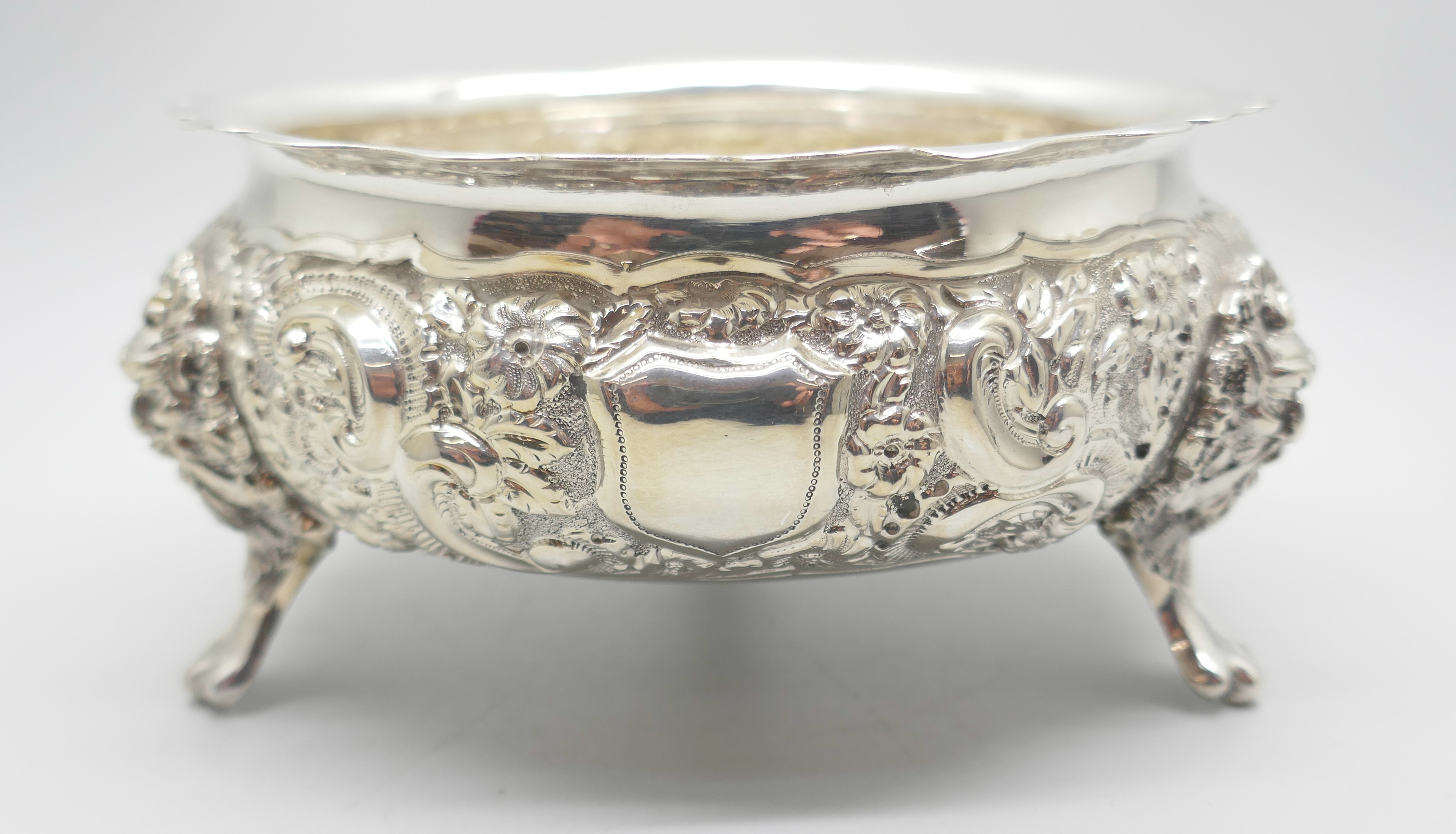 A Victorian silver sweet dish/bowl, 194g, diameter 12cm