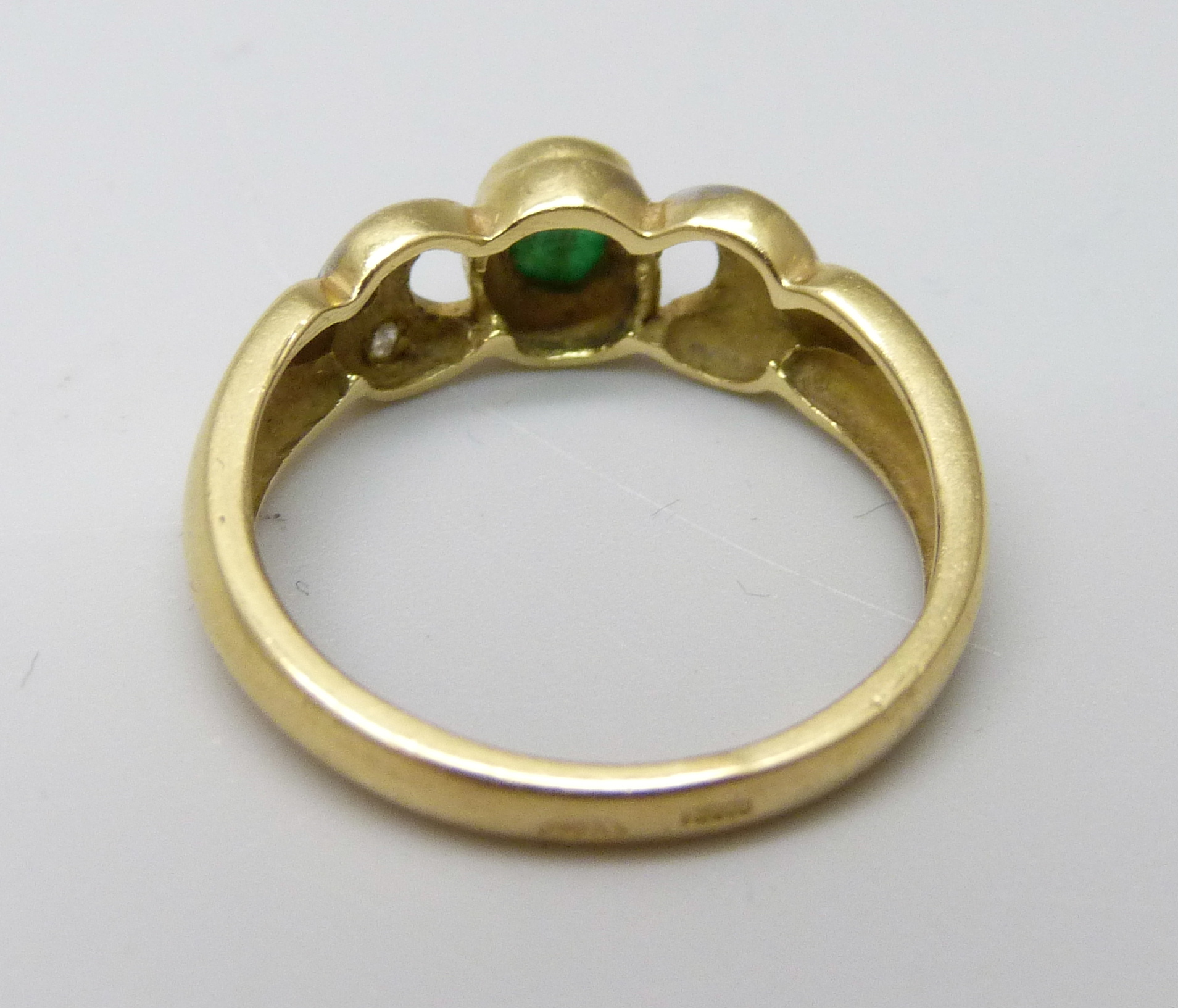 An 18ct gold diamond and emerald ring, 3.5g, O - Image 3 of 3