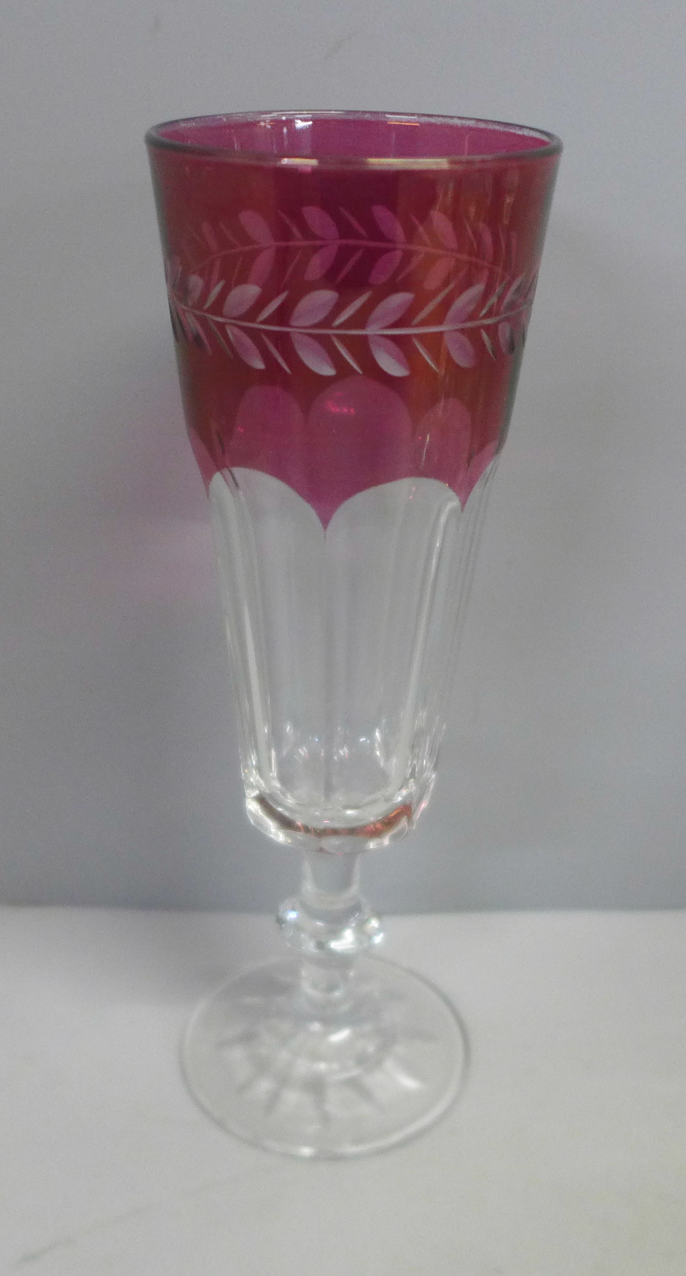 A box of mixed drinking glasses, eight various etched champagne coups, two sets of six ruby flash - Bild 3 aus 7