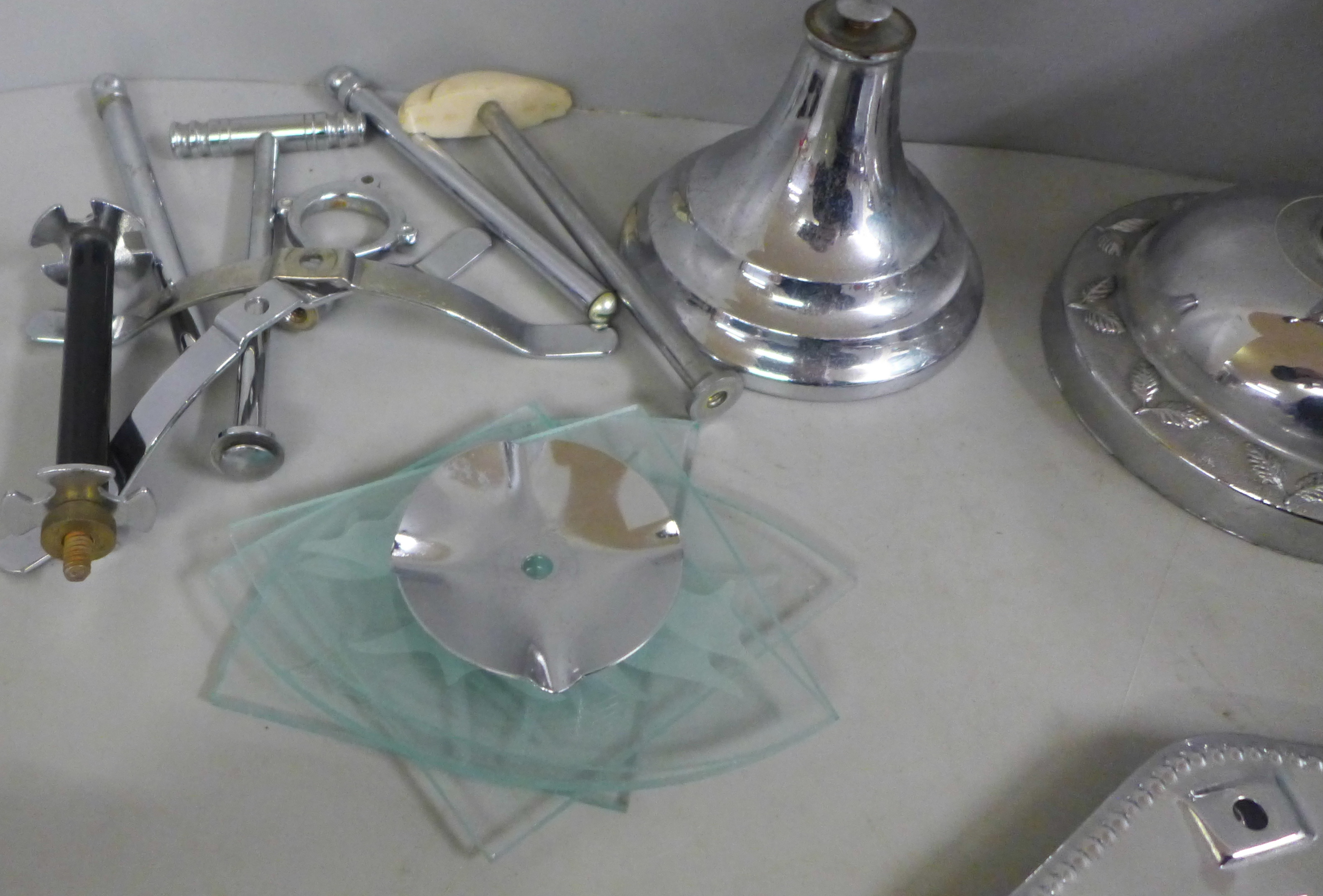 Art Deco chrome and glass cake stands, require assembling - Image 4 of 4