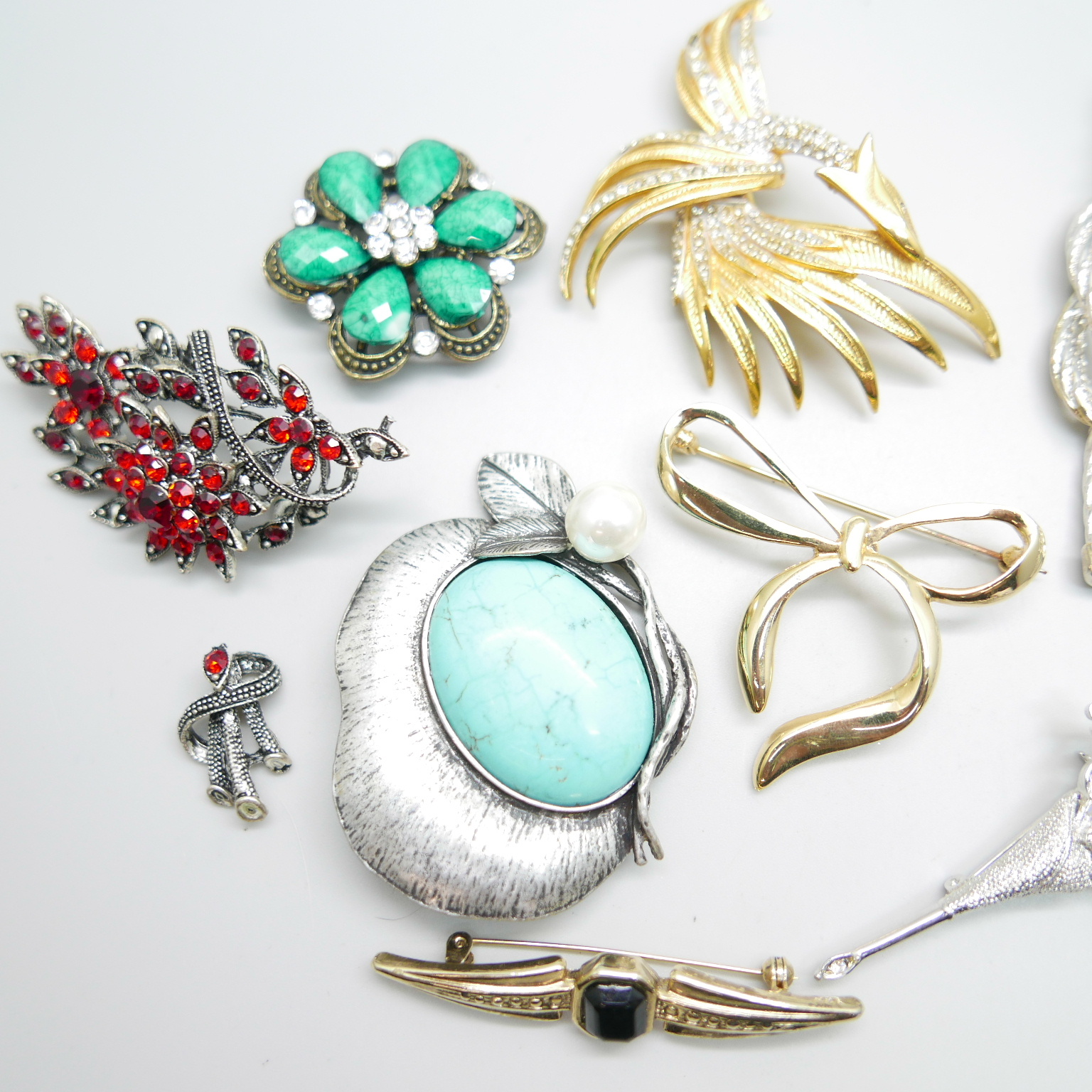Ten vintage costume brooches - Image 2 of 3