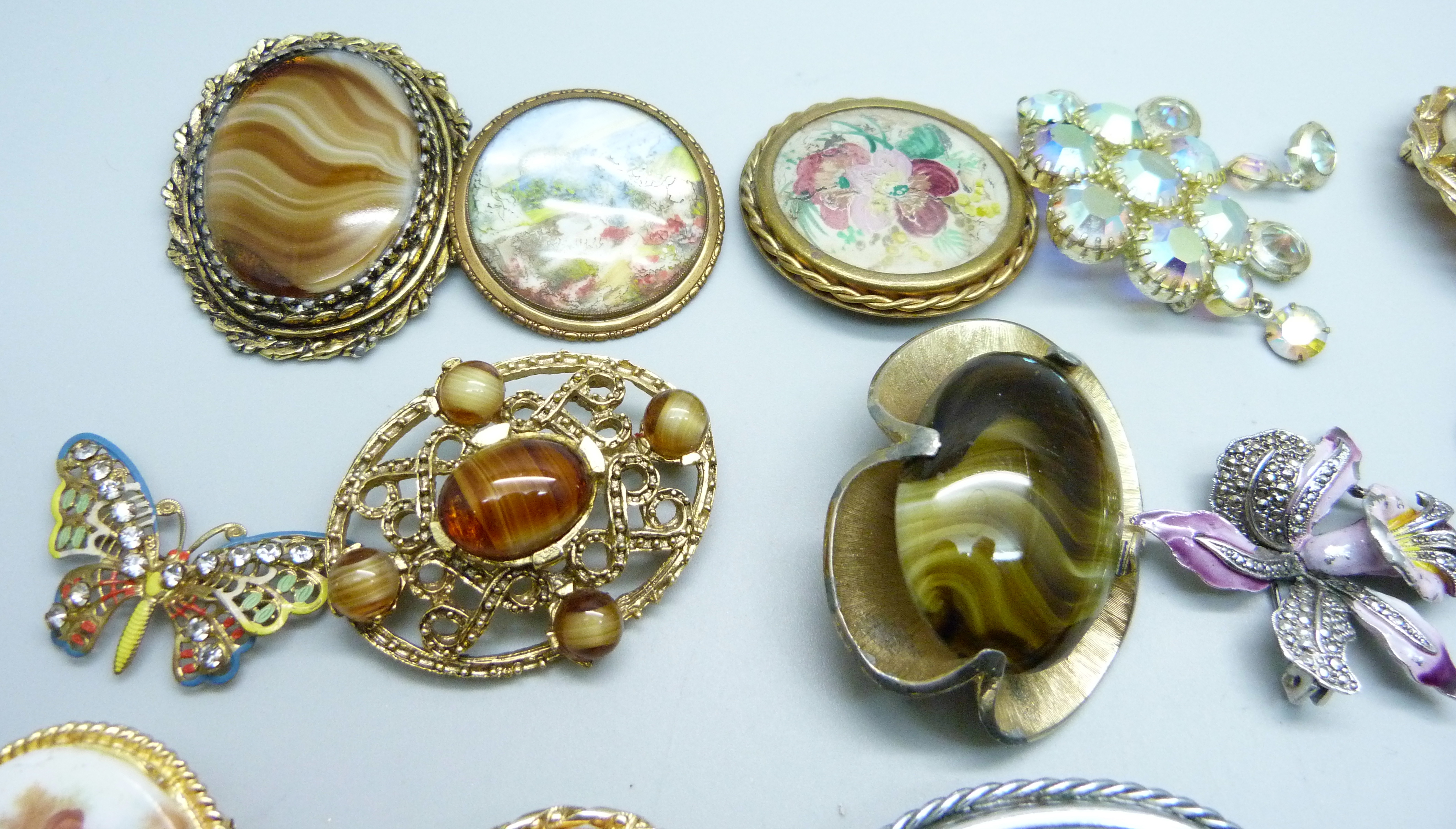 Twenty vintage brooches - Image 2 of 4