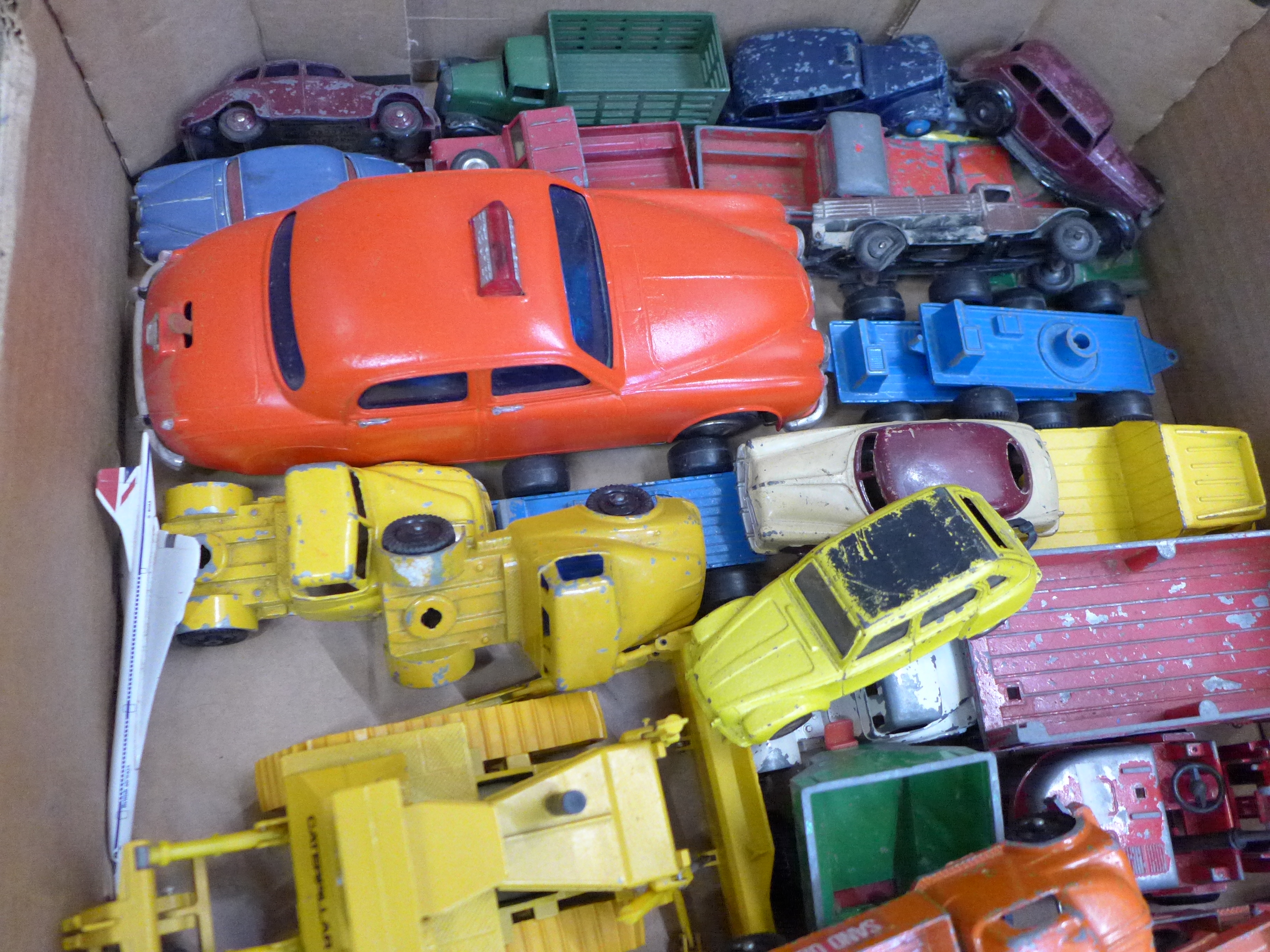 A box of loose die cast model vehicles including Sun Star, Morris Minor 1000, Lone Star, Dinky, Spot - Image 2 of 5