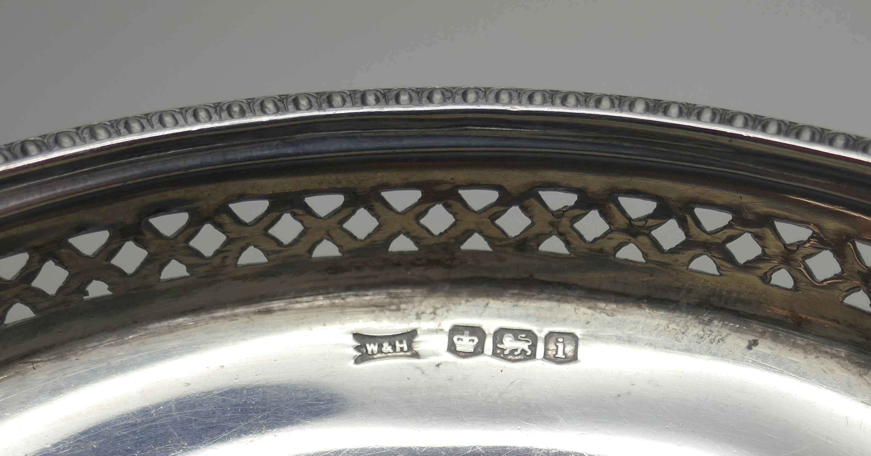A pair of small pierced silver comports. Sheffield 1926, 113g, diameter 9.5cm - Image 4 of 5