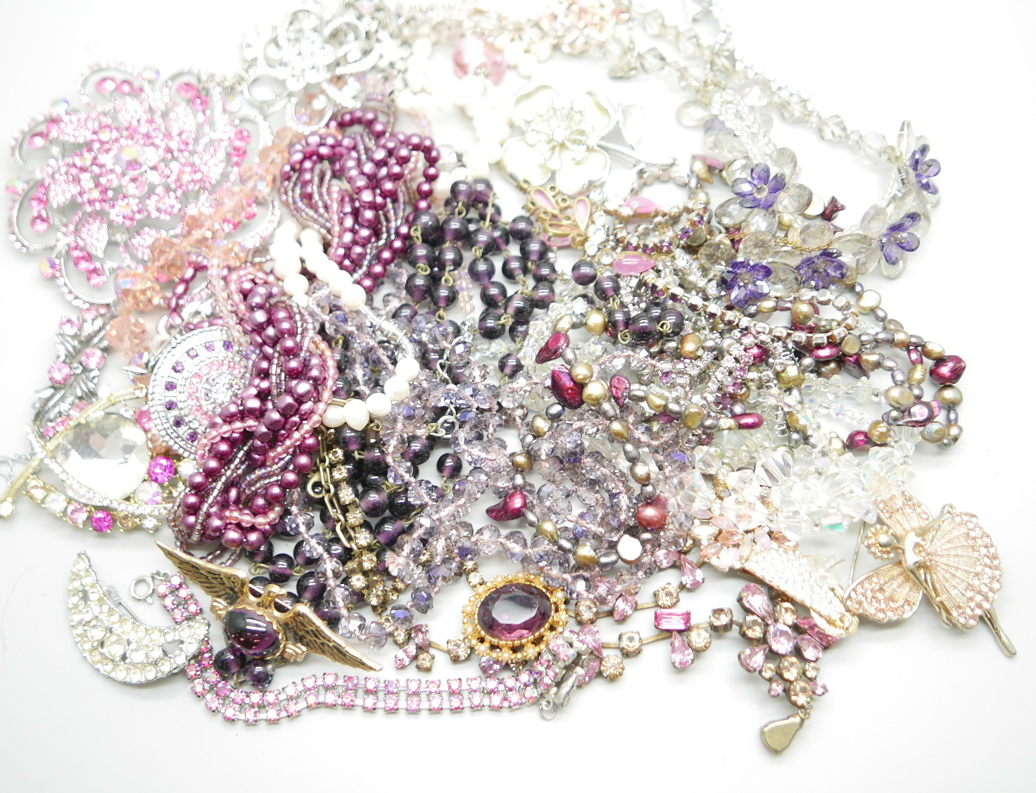 Vintage costume jewellery including coloured pearls and diamante