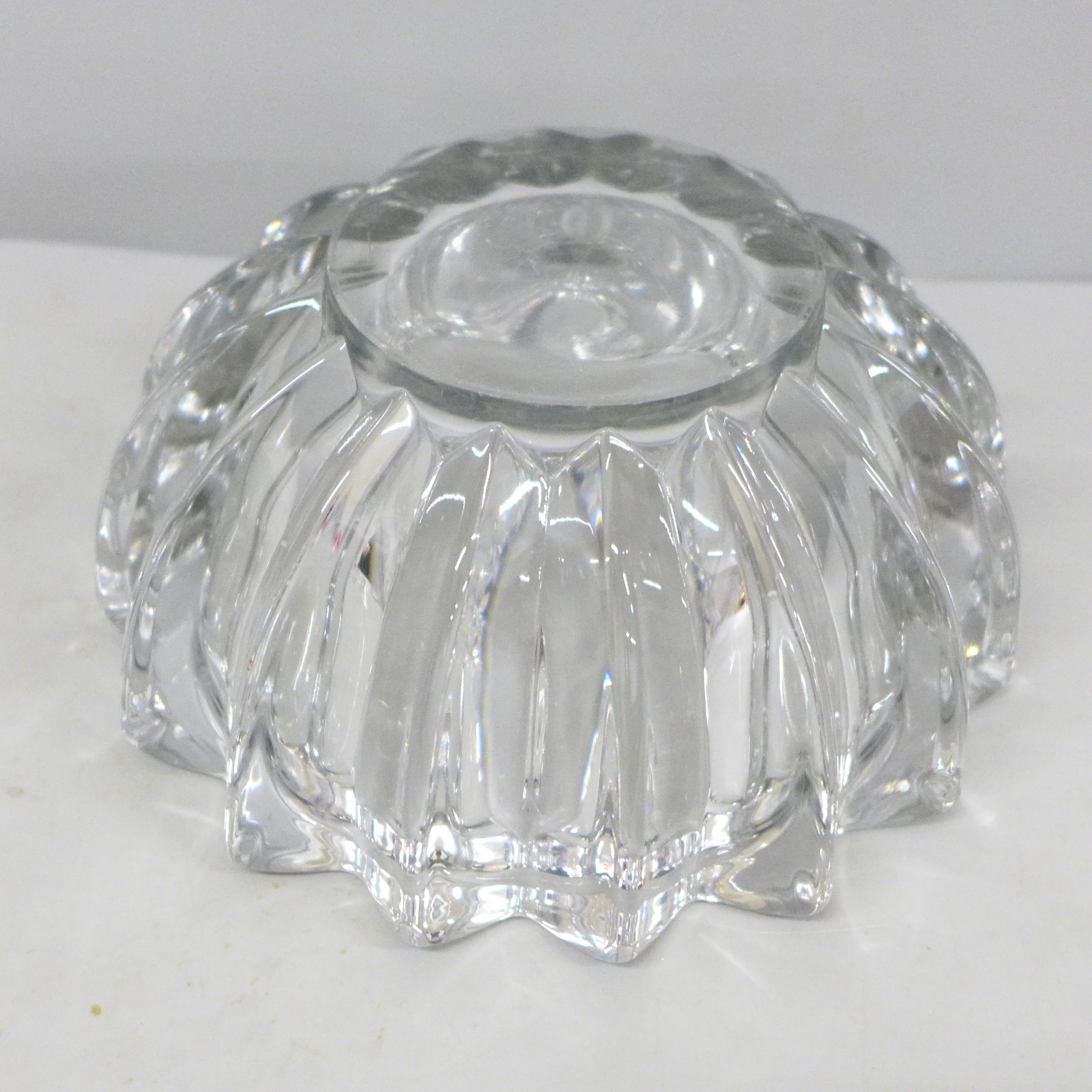 An Art Deco Pierre D'Avesn molded glass bowl, France with flower frog insert - Bild 4 aus 4