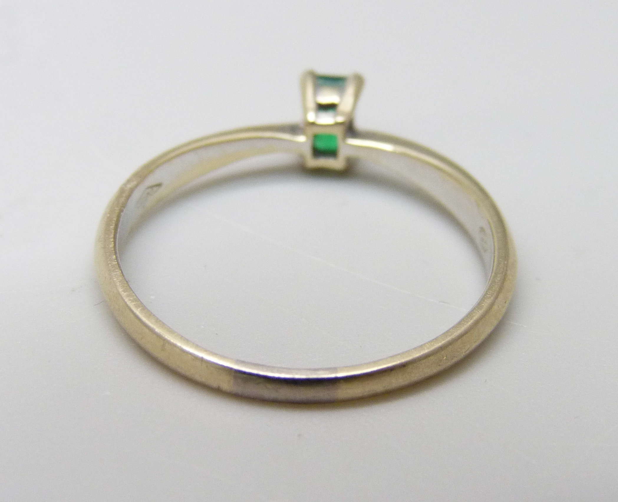 An 18ct gold and emerald solitaire ring, 2.4g, Q - Image 3 of 3