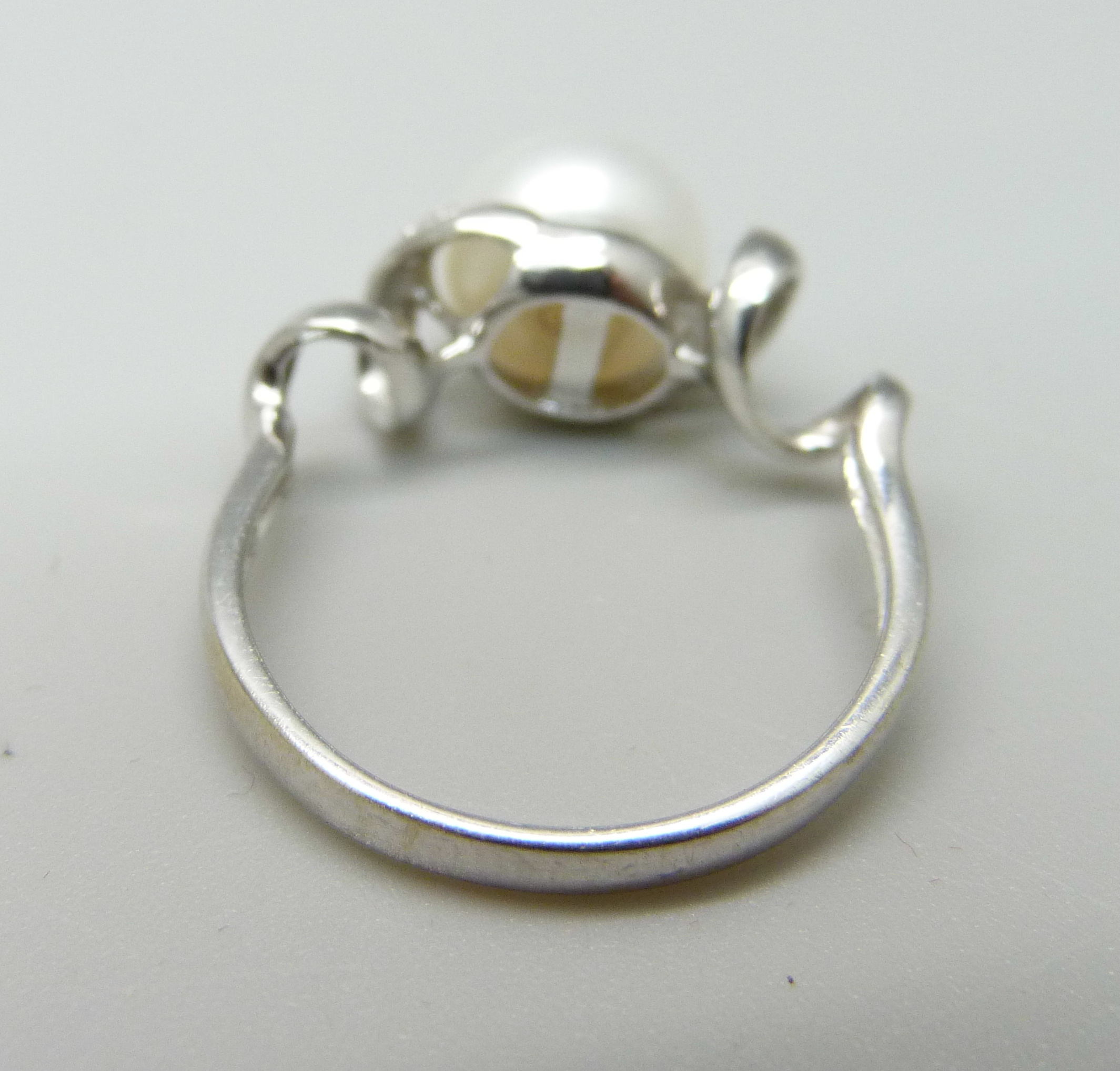 An 18ct white gold, diamond and pearl ring, 2.9g, M/N - Image 3 of 3