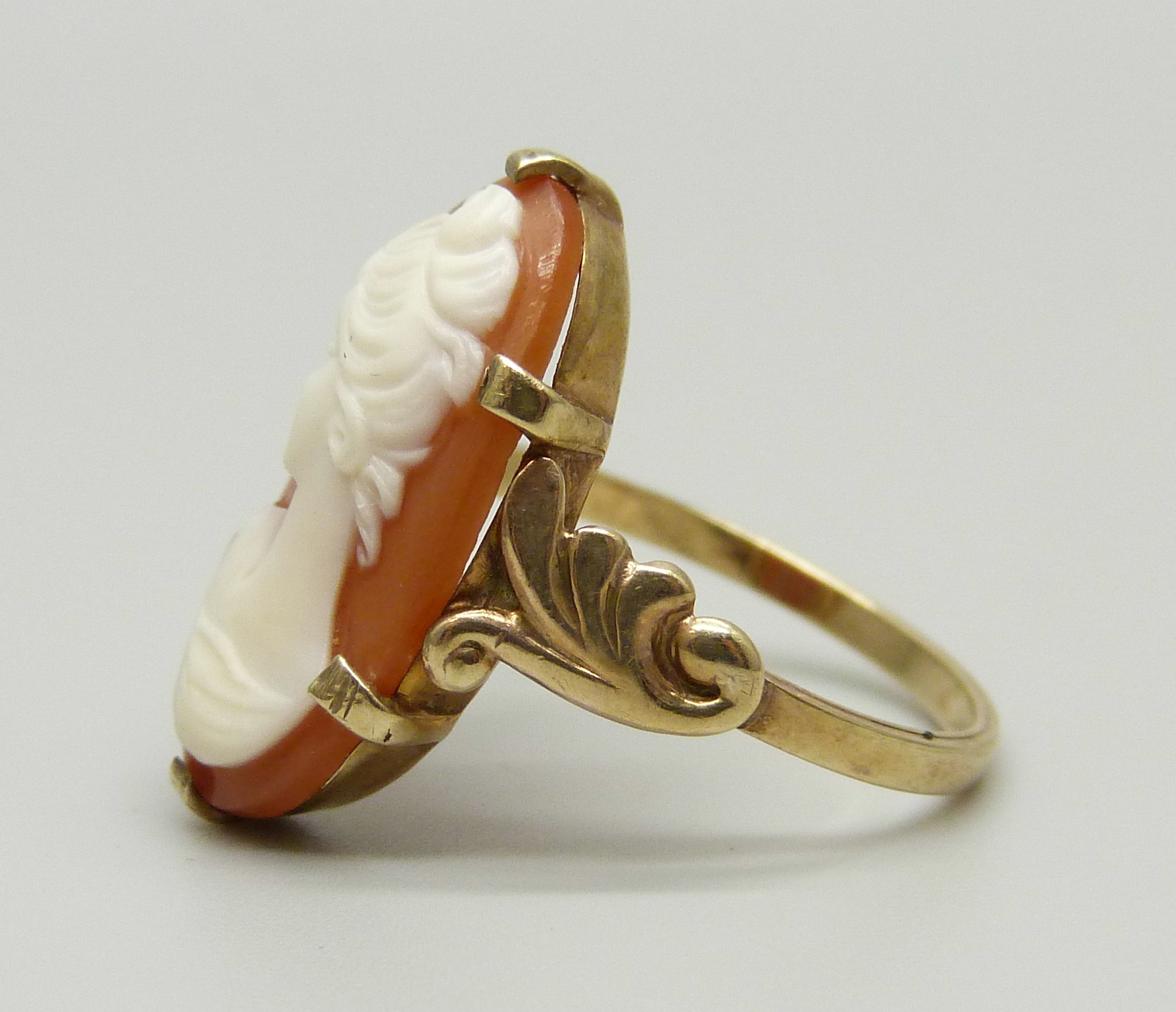 A 9ct gold cameo ring, 2.9g, M/N - Image 2 of 3