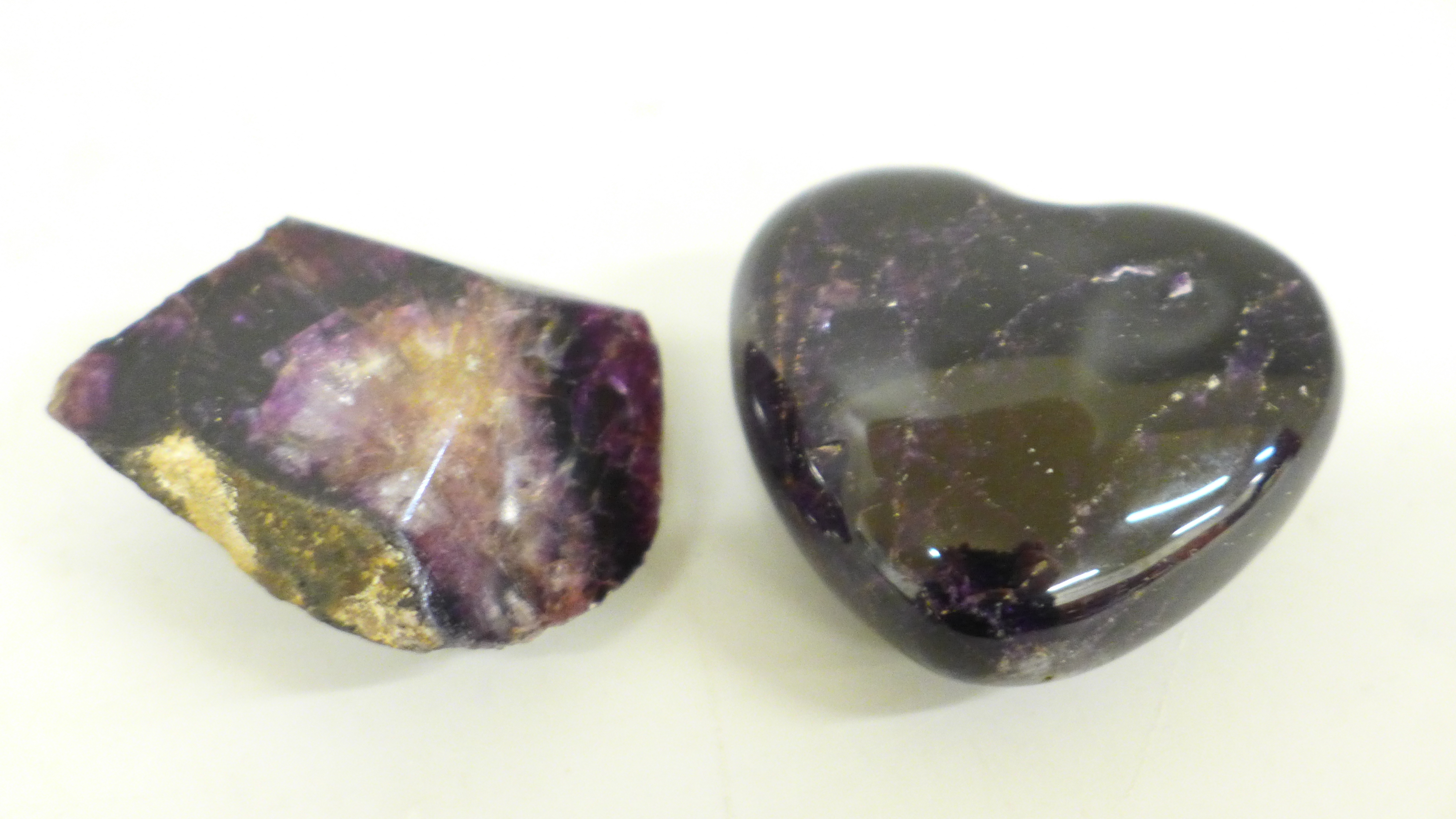 A carved heart shaped amethyst specimen and a Blue John polished mineral sample - Image 2 of 2