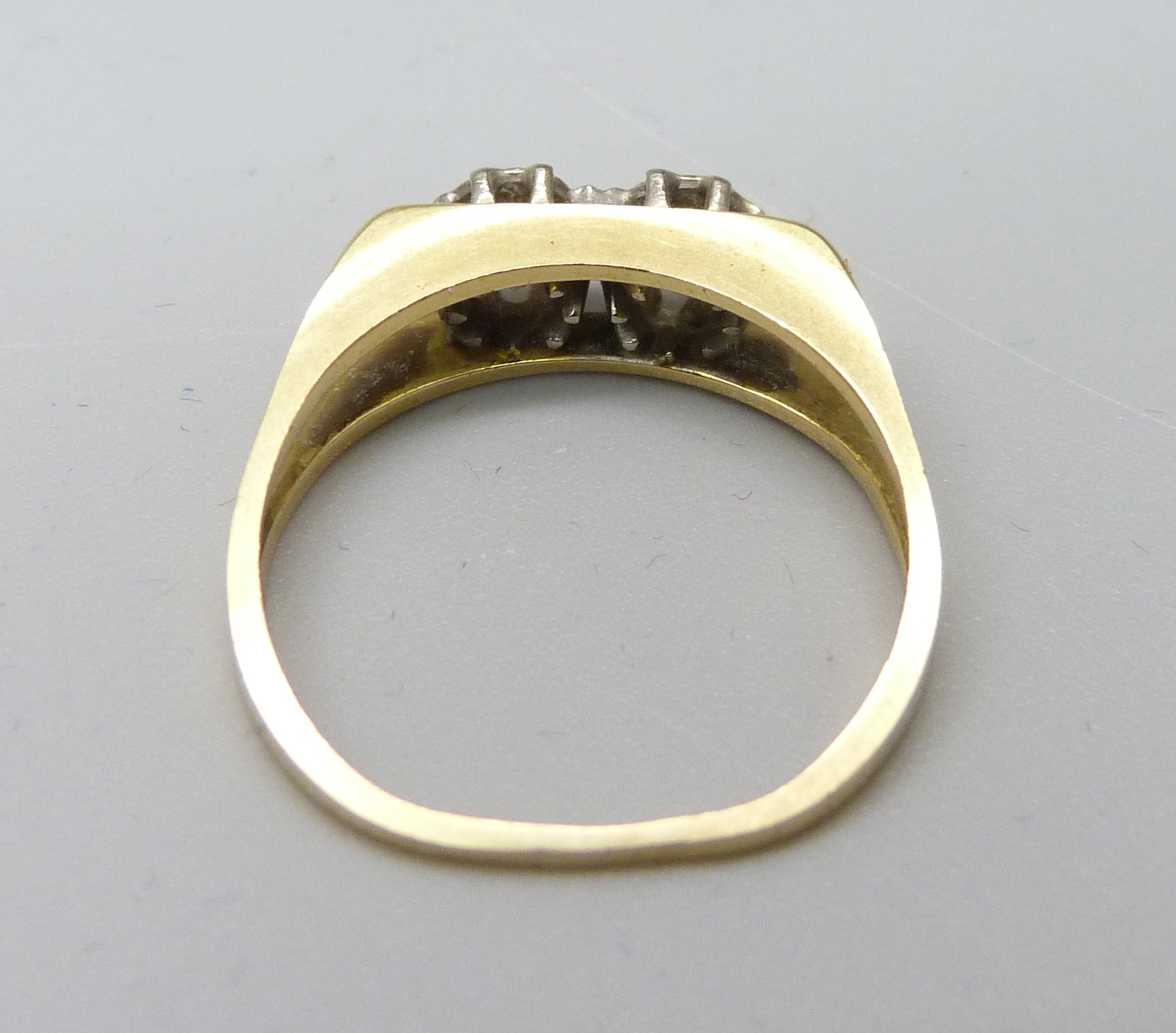 An 18ct gold and two stone diamond ring, 2.2g, J - Image 3 of 3