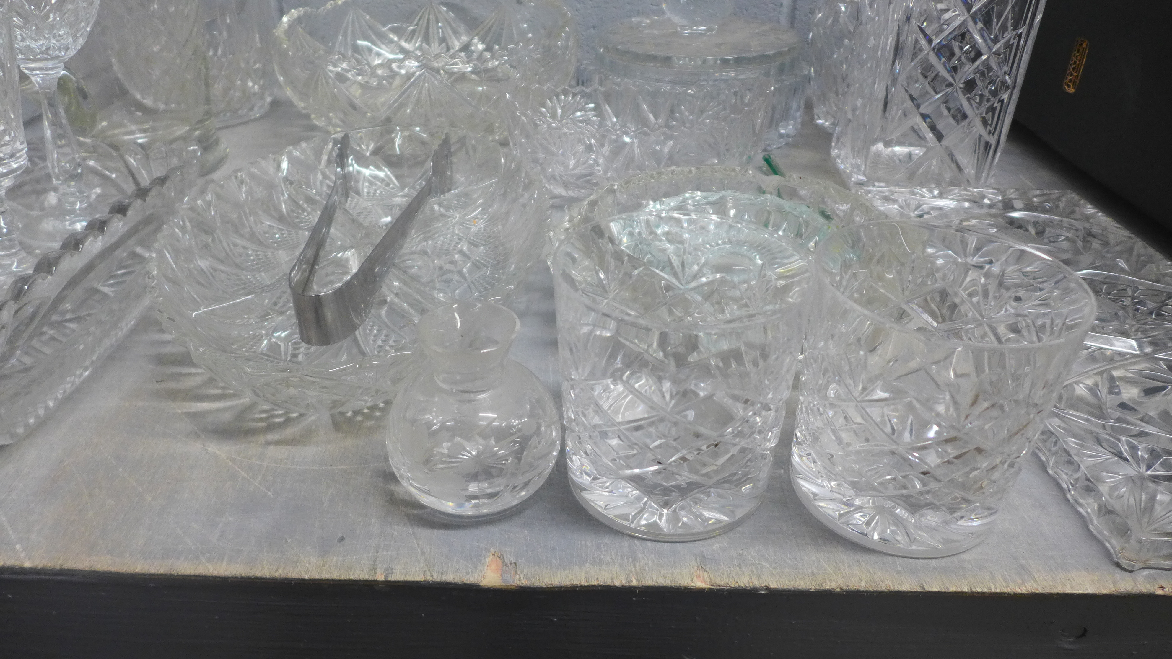 A quantity of cut glass and crystal, 2 boxes **PLEASE NOTE THIS LOT IS NOT ELIGIBLE FOR POSTING - Bild 2 aus 9