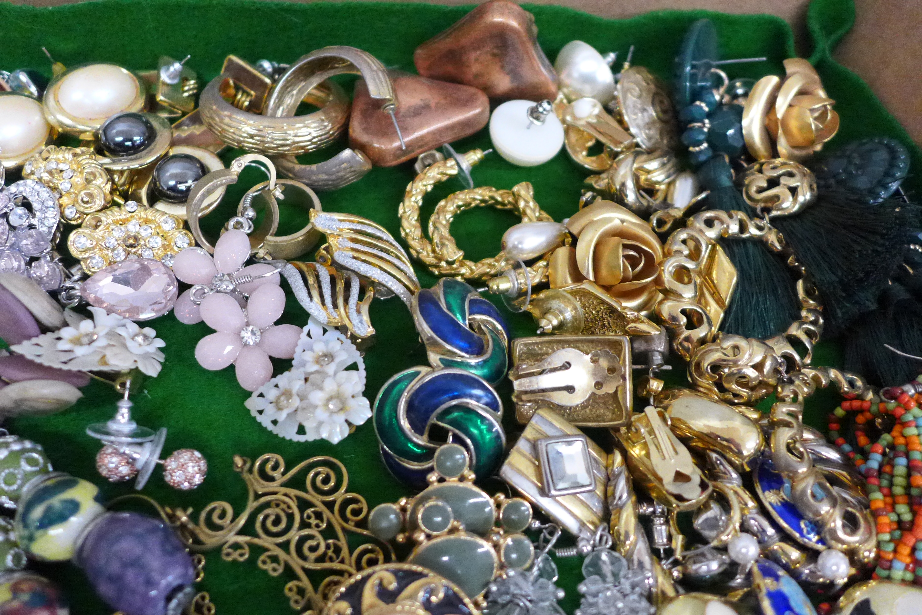 Over 60 pairs of costume earrings - Image 3 of 5