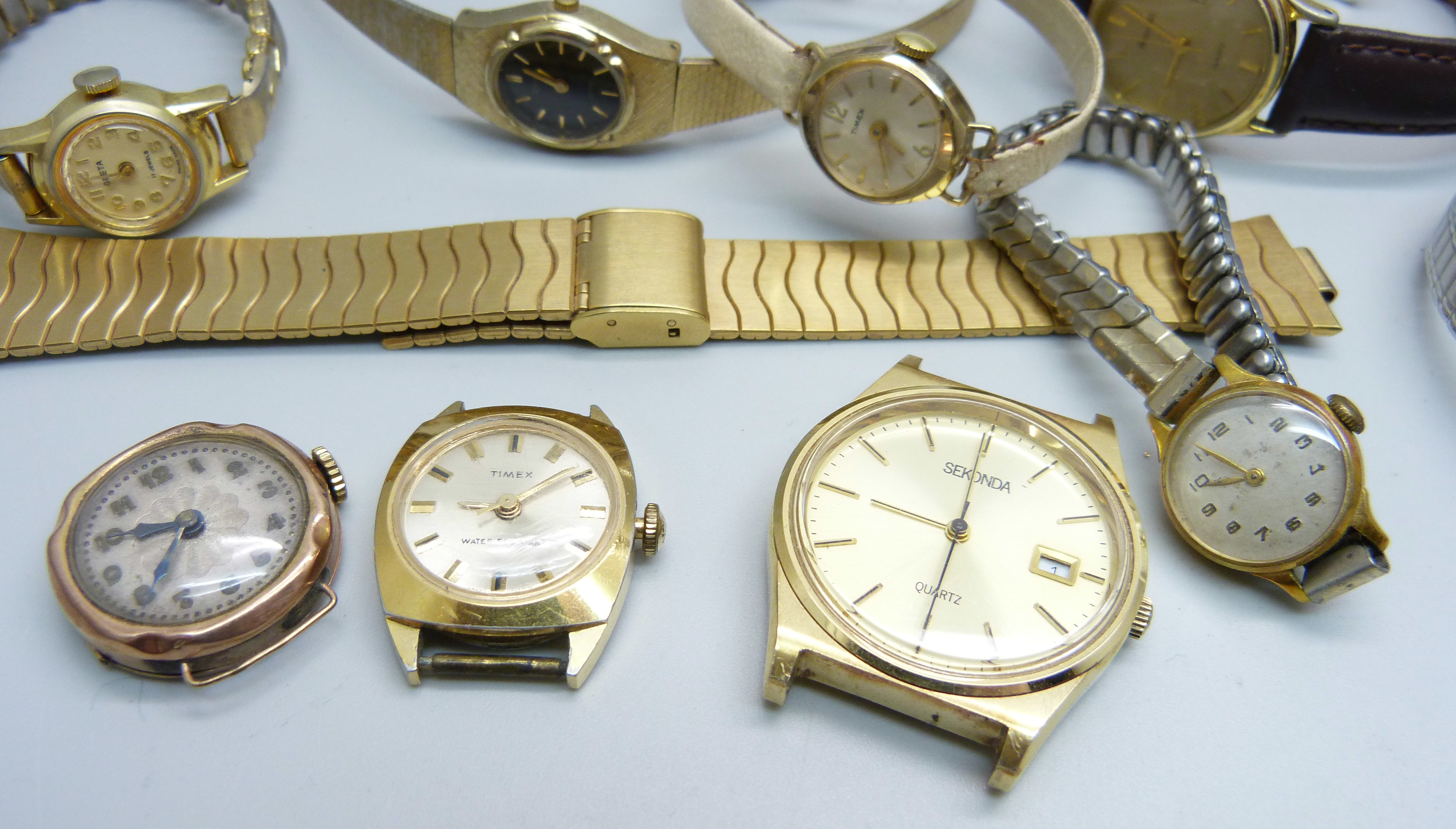 A lady's 9ct gold cased wristwatch and other wristwatches - Image 2 of 5