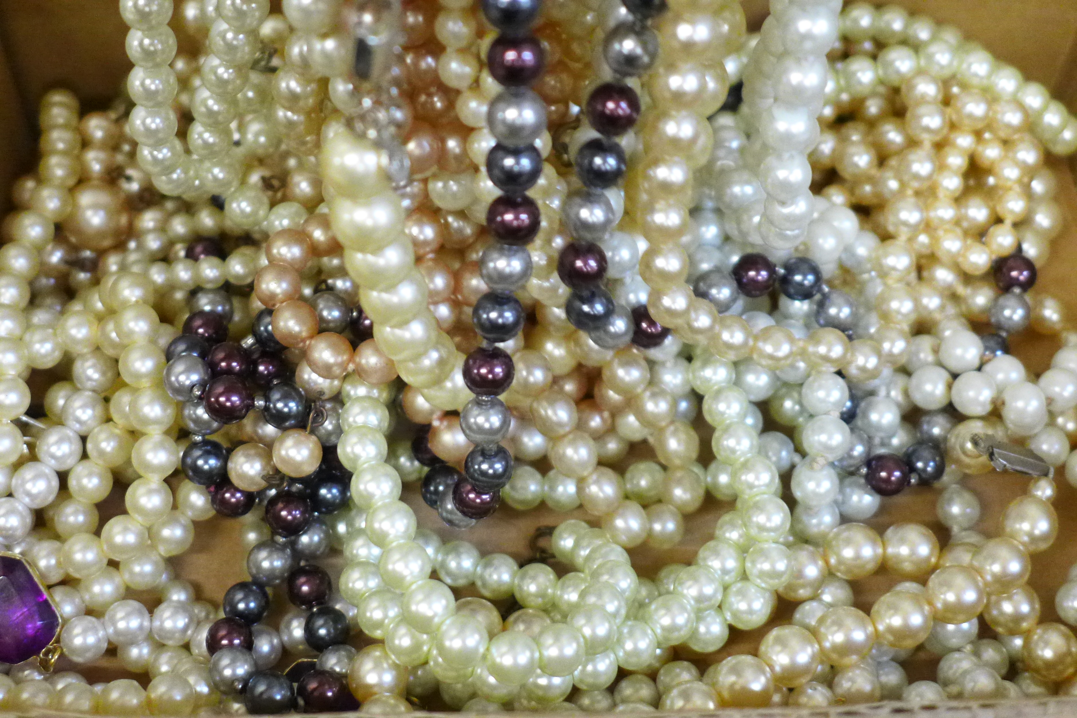 A collection of faux pearls - Image 2 of 2