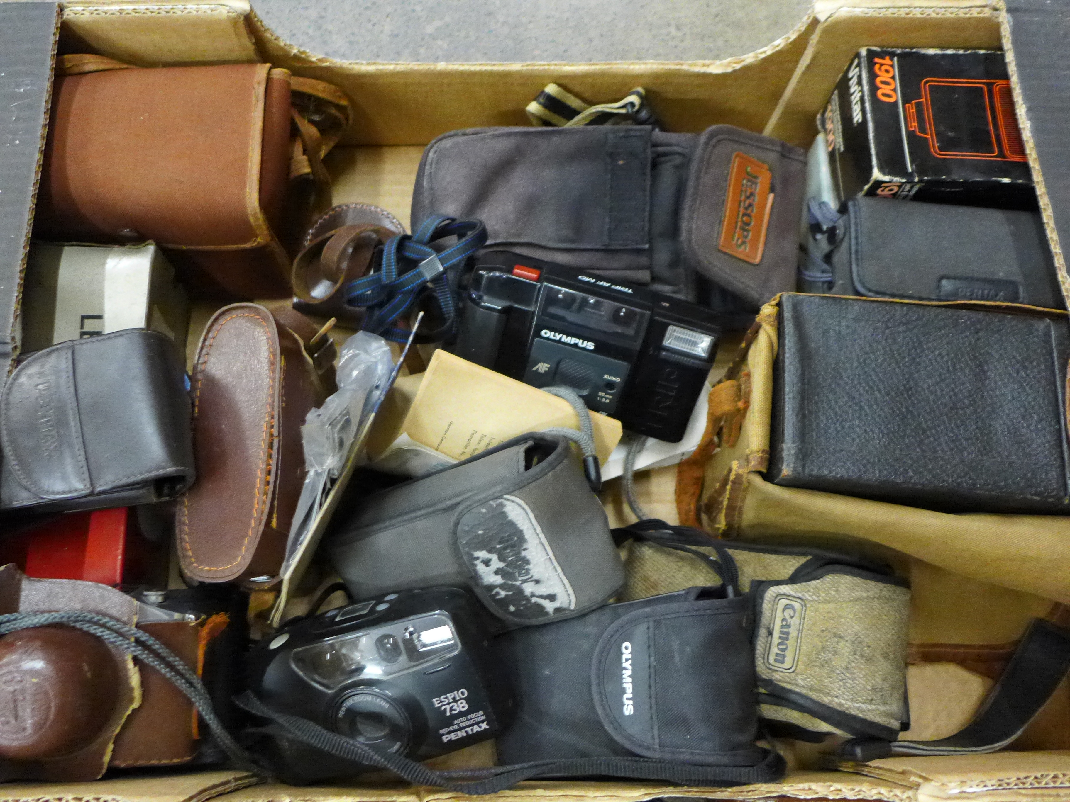 Vintage cameras including Praktica, Zenit, etc. - Image 4 of 4