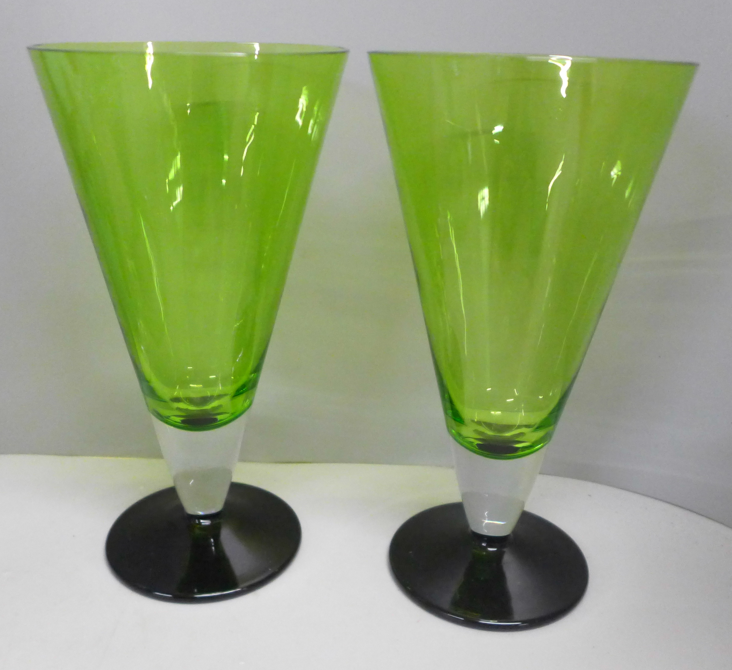 A box of mixed Studio glass, Art Deco style green and black glass cocktail glasses, vases, etc. (15) - Image 2 of 9