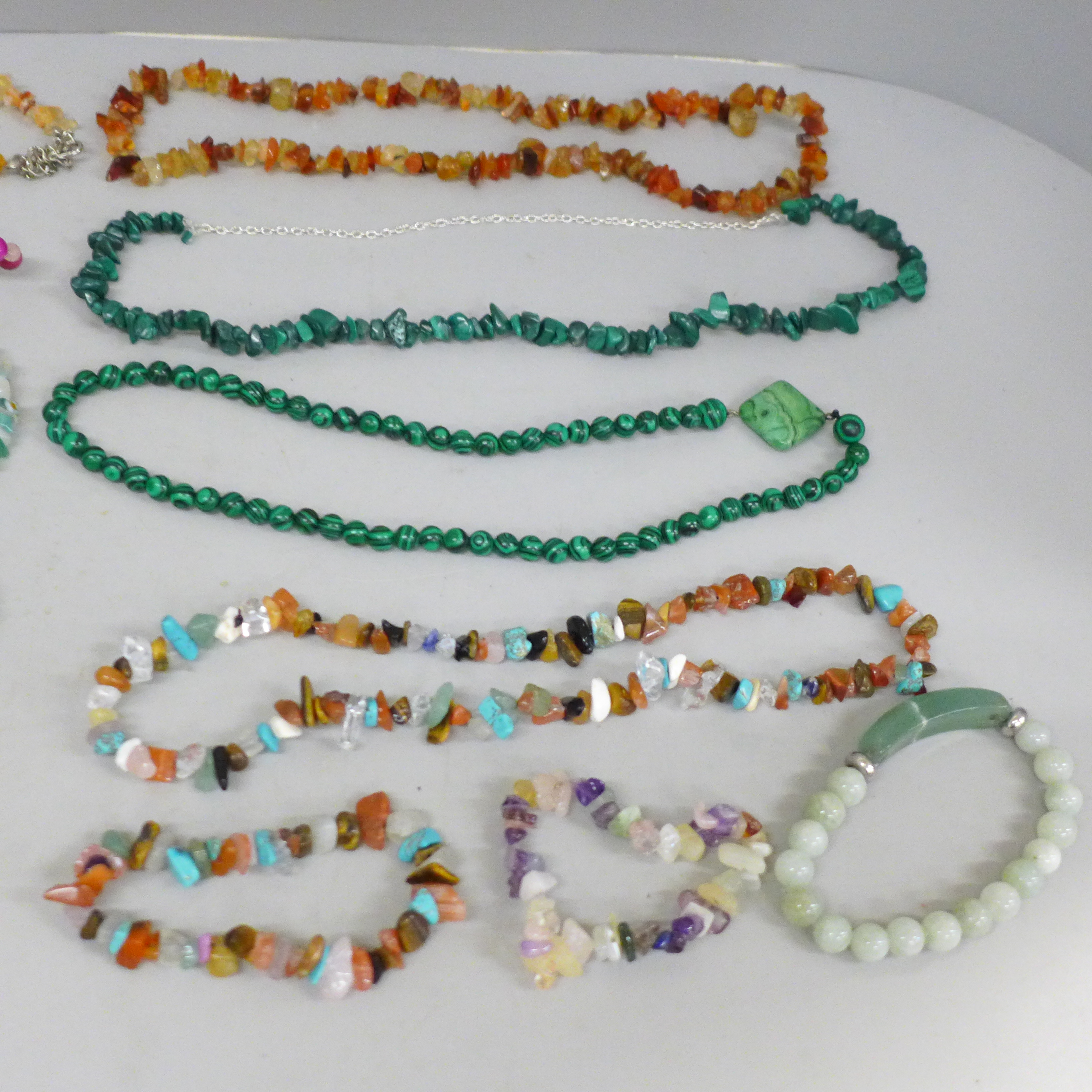 Malachite and semi precious stone necklaces and a large agate pendant and chain - Image 3 of 3